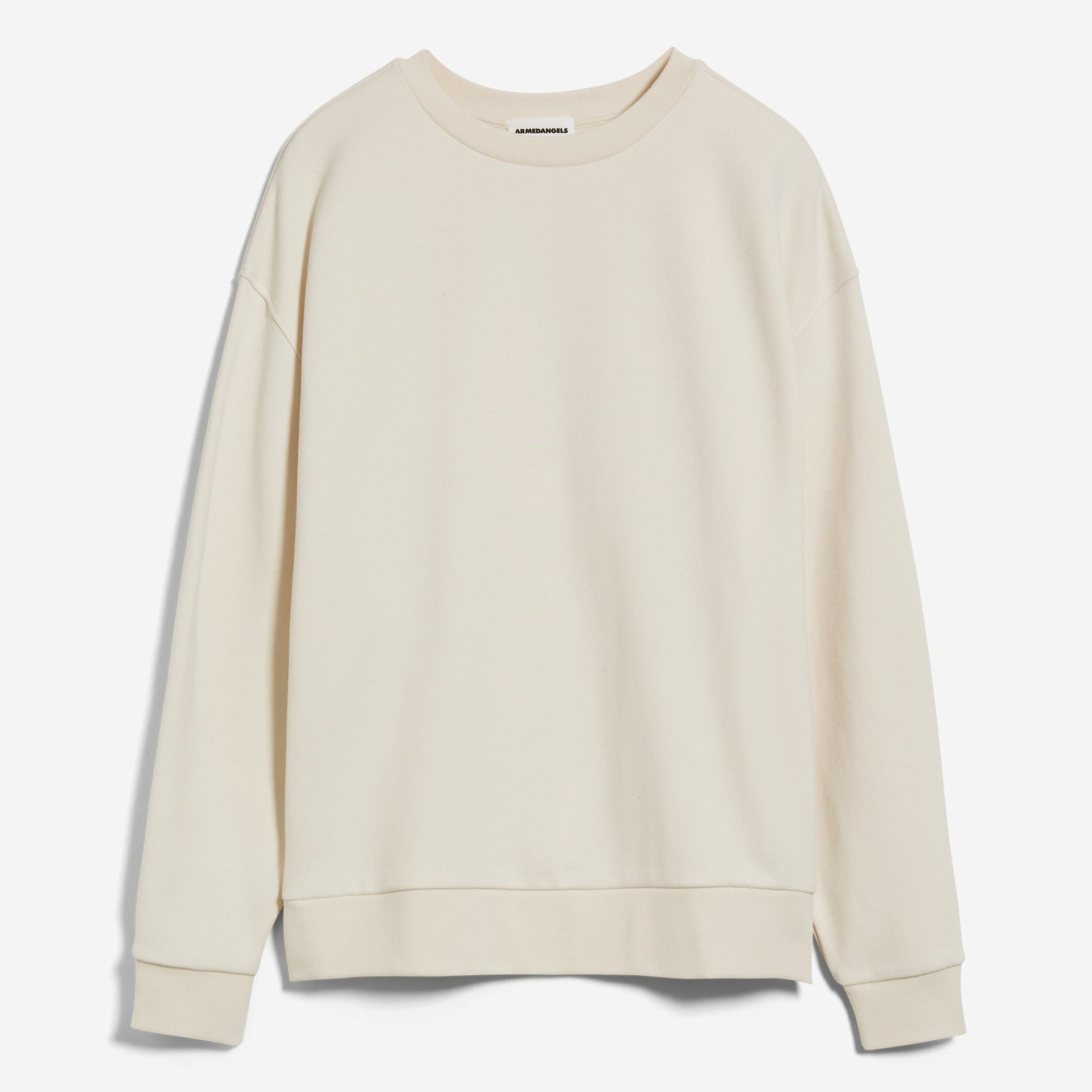 Beiger Pullover mit Rundhalsausschnitt und langen Ärmeln auf weißem Hintergrund.