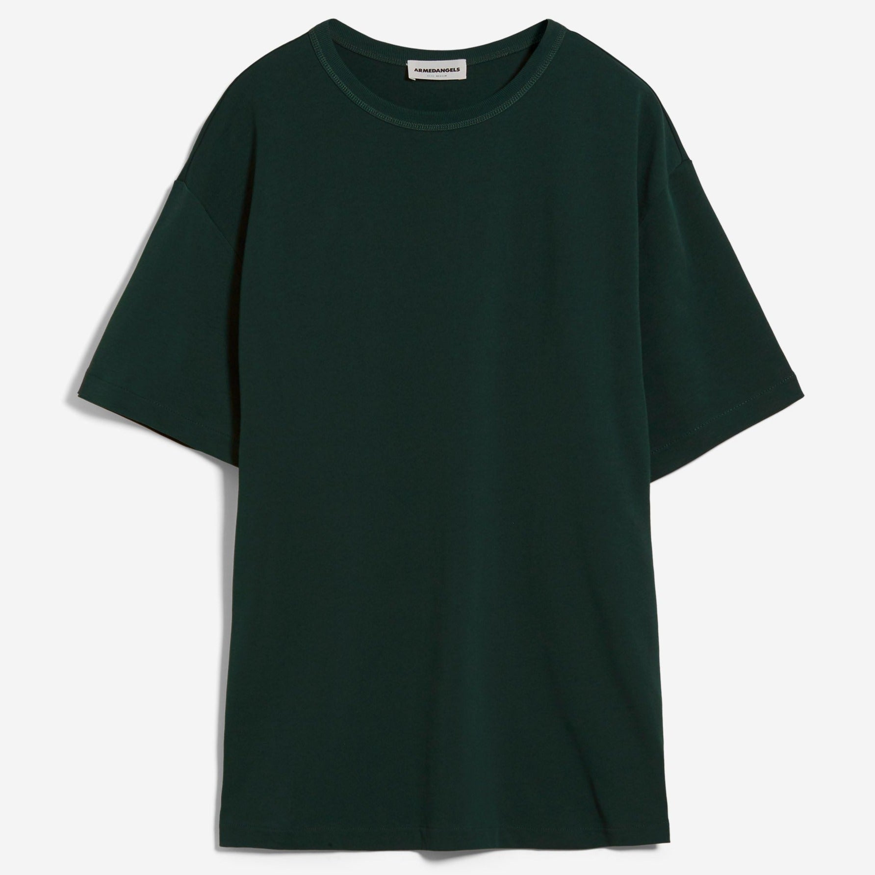 Dunkelgrünes T-Shirt mit Rundhalsausschnitt vor weißem Hintergrund.