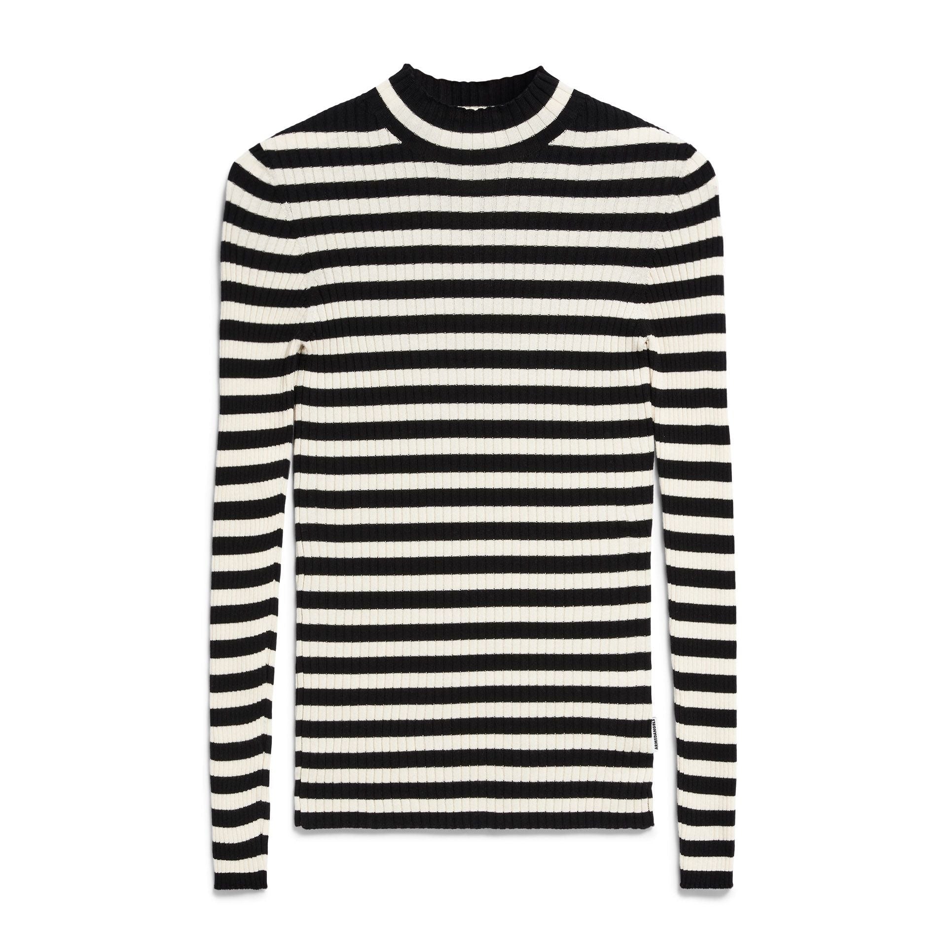 Langärmeliger, gerippter Strickpullover mit horizontalen schwarzen und weißen Streifen und hohem Rundhalsausschnitt, flach auf weißem Grund.
