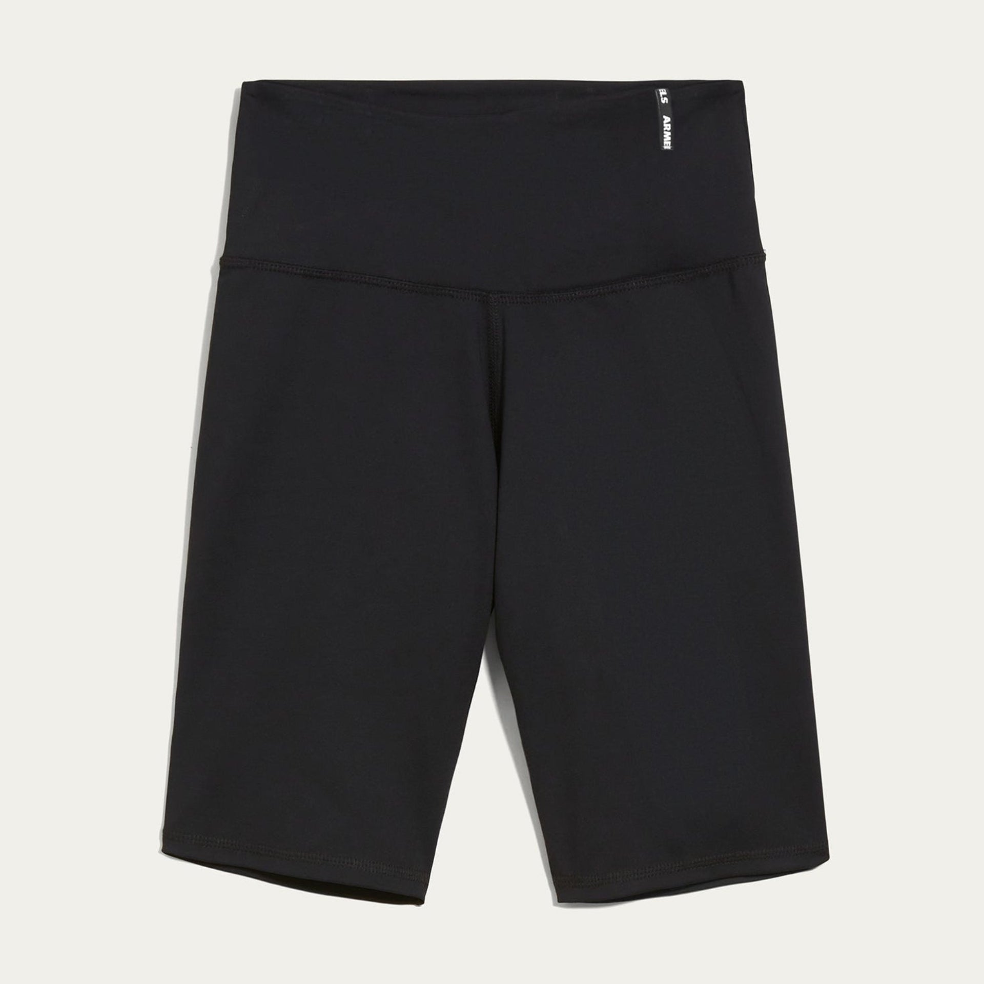 Schwarze sportliche Radlerhosen mit hoher Taille, flach auf weißem Hintergrund.