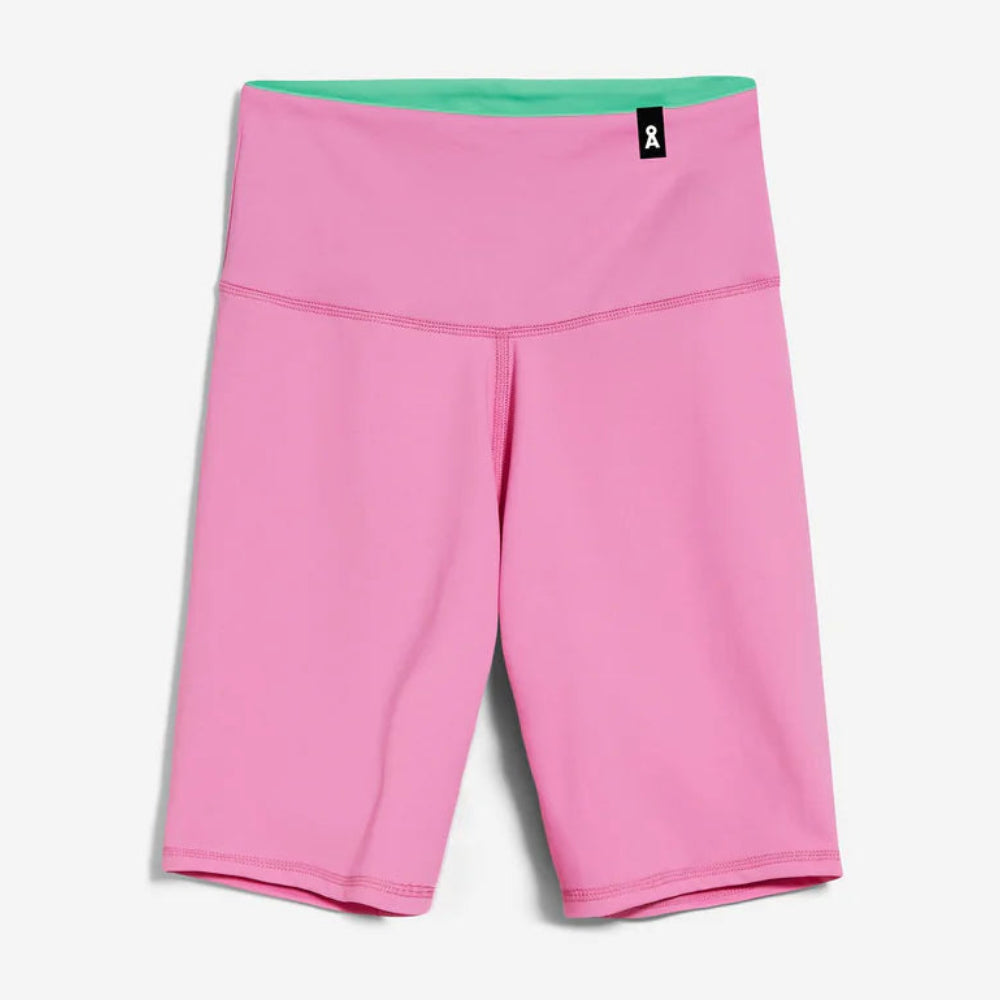 Pinkfarbene, knielange Sporthose mit breitem, hellgrünem Bund und einem kleinen schwarzen Etikett am Bund auf weißem Hintergrund.