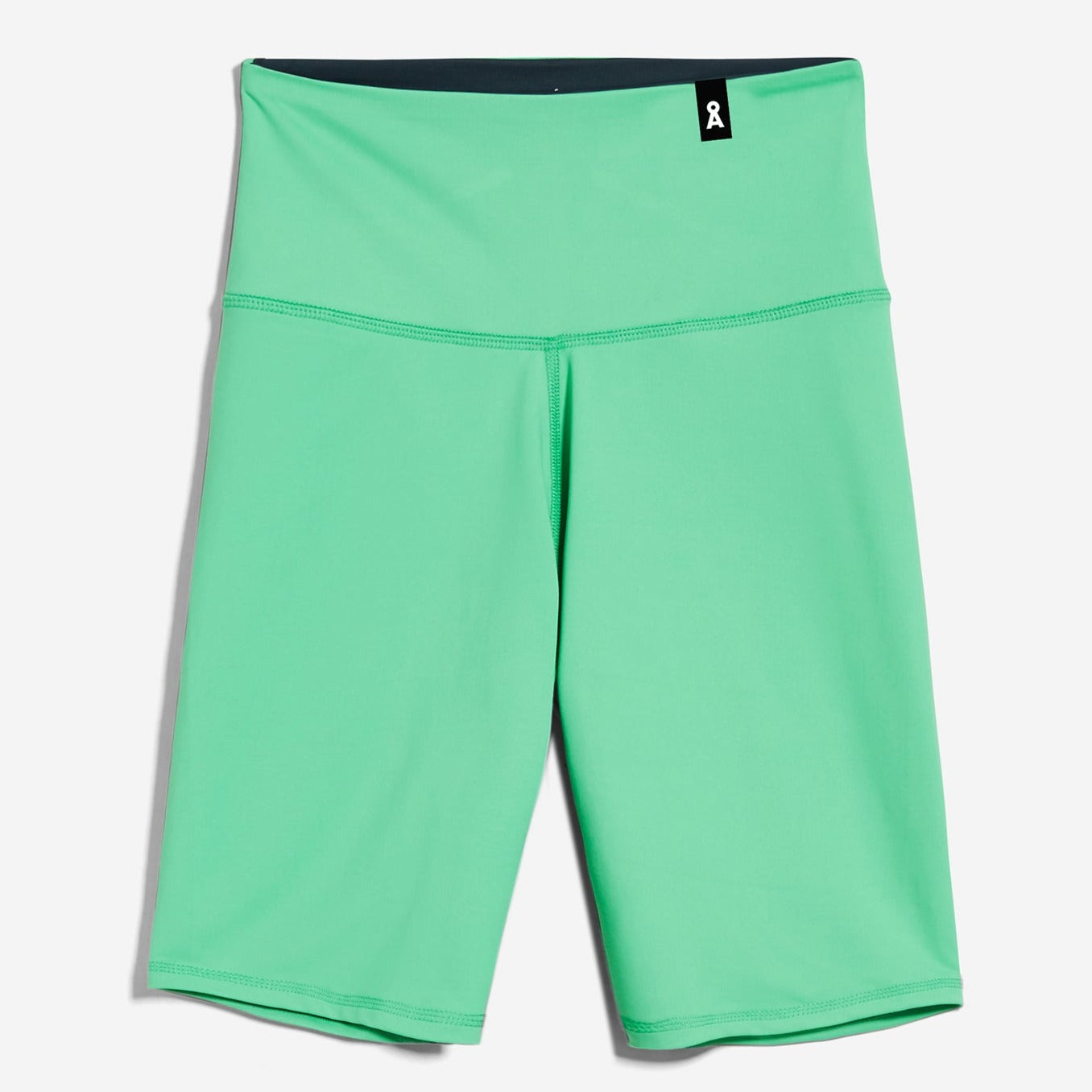 Grüne, knielange Sporthose mit hohem Bund und einfachem Design vor einem weißen Hintergrund.