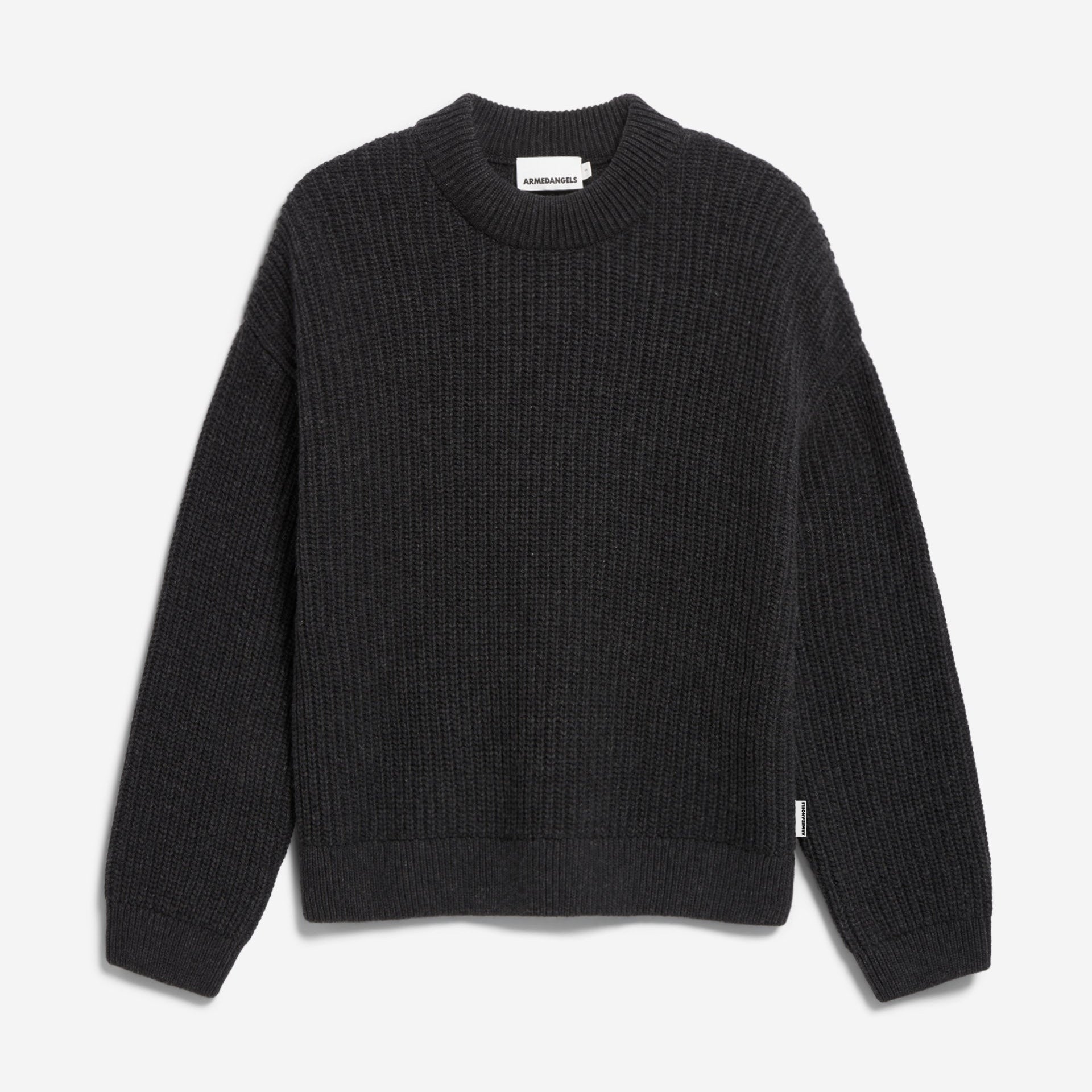 Ein schwarzer, langärmeliger, gerippter Strickpullover mit Rundhalsausschnitt, flach auf weißem Grund gelegt.