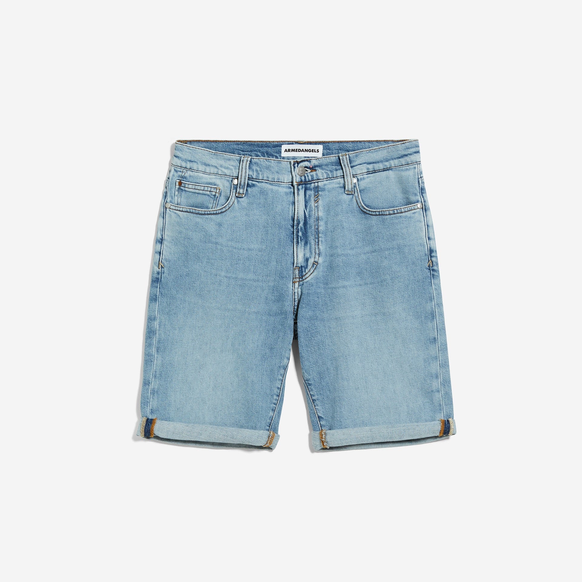 Hellblaue Jeans-Shorts mit aufgerollten Säumen und fünf Taschen, flach auf weißem Hintergrund liegend.