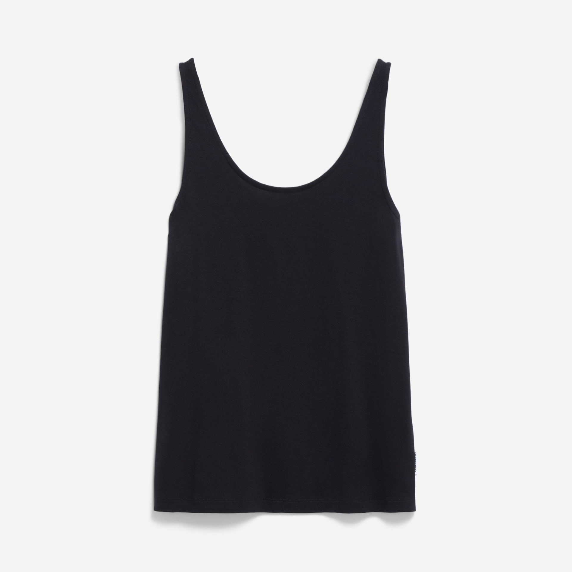 Ein schlichtes, schwarzes, ärmelloses Tank-Top mit weitem Rundhalsausschnitt auf weißem Hintergrund.