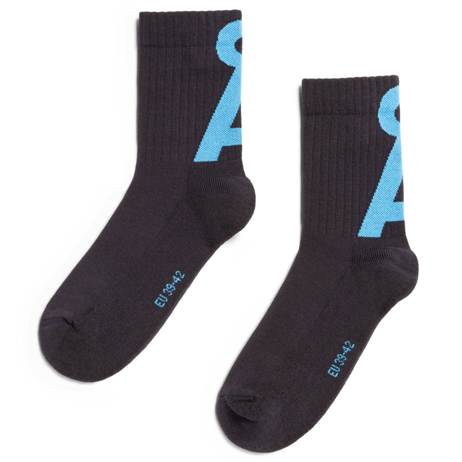 Schwarze Socken mit großem blauen Buchstaben "A" und Größenangabe "EU 39-42" in Blau an der Fußsohle.