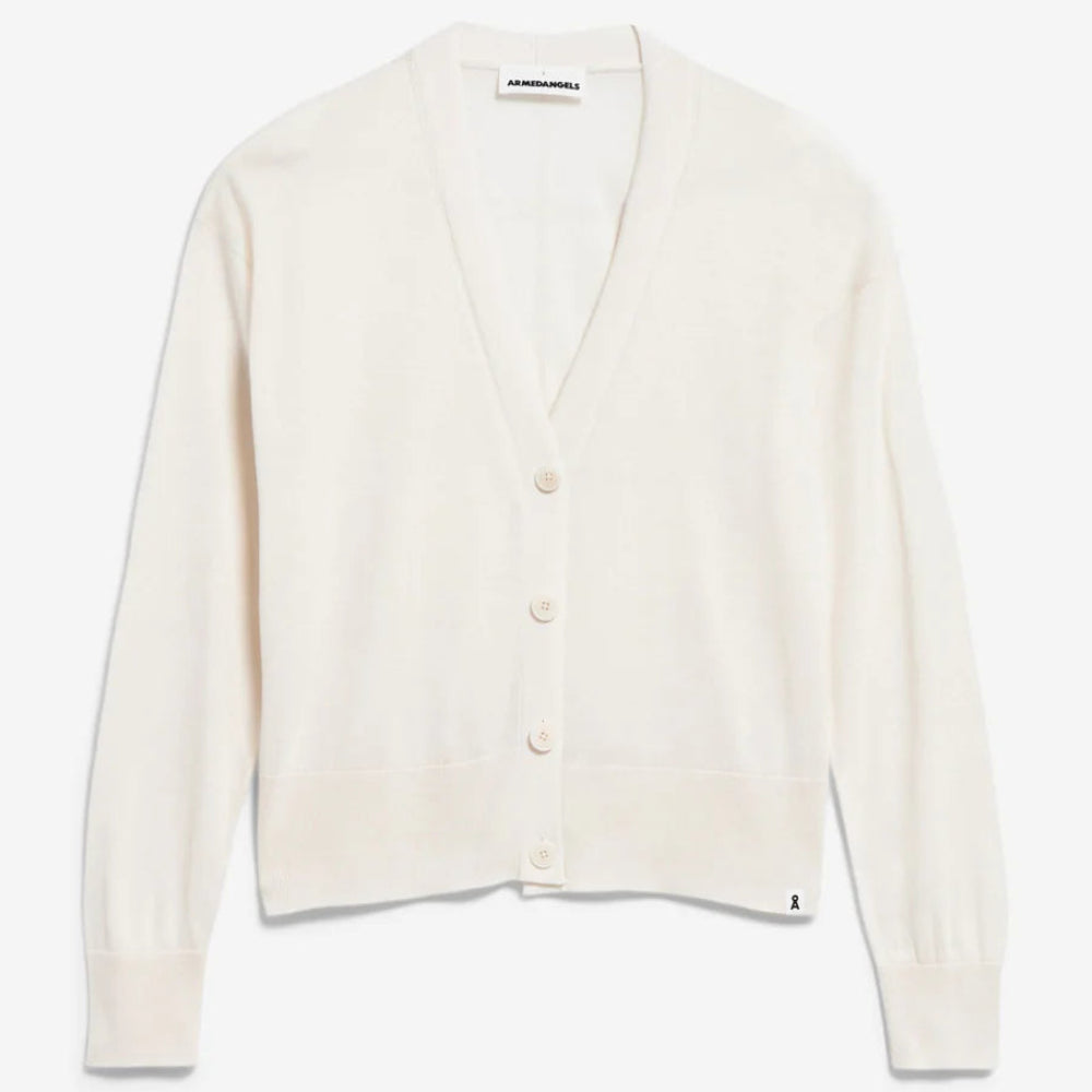 Cremefarbene, langärmelige Strickjacke mit V-Ausschnitt und gerippten Bündchen auf weißem Grund.