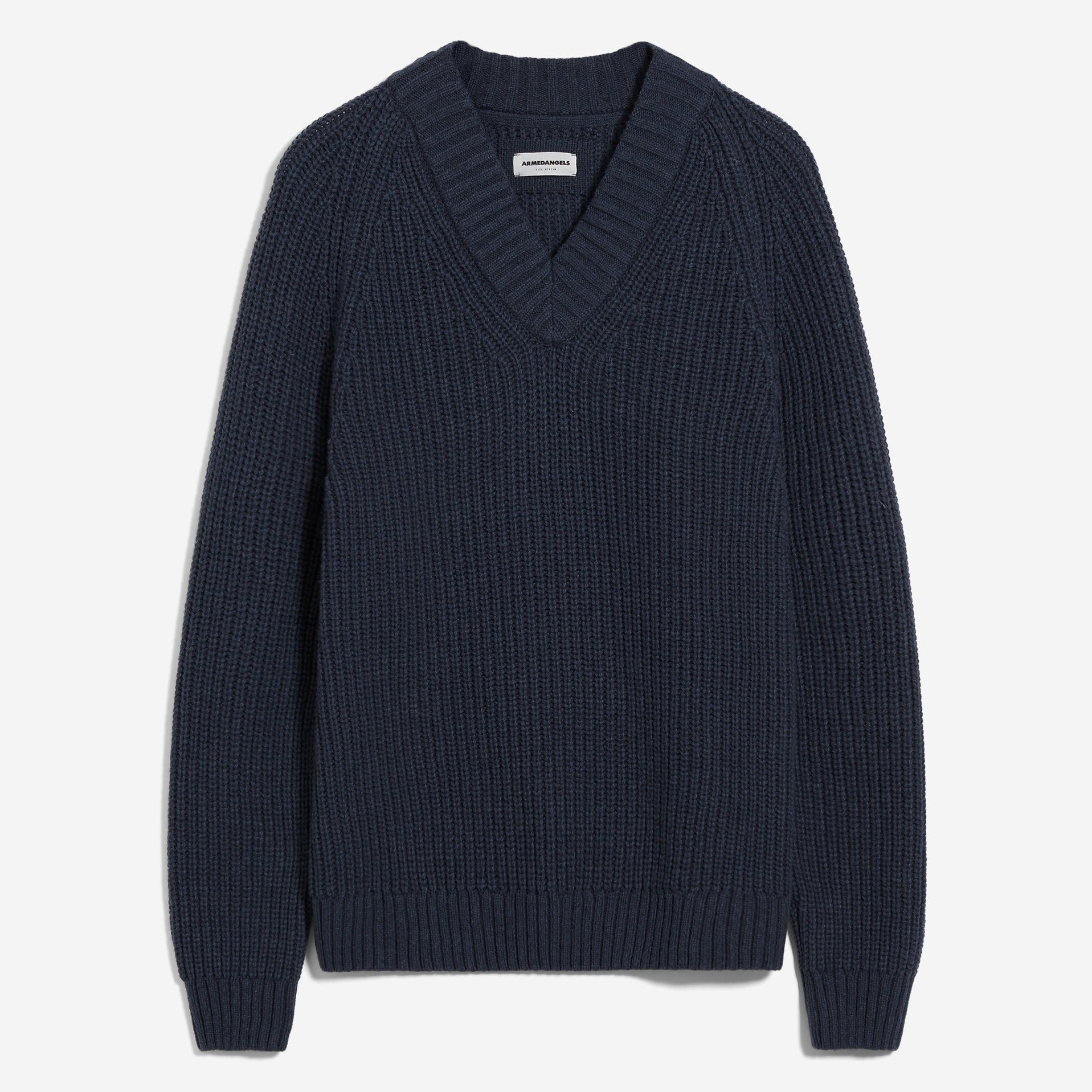 Dunkelblauer Strickpullover mit V-Ausschnitt und langen Ärmeln, auf weißem Hintergrund abgebildet.