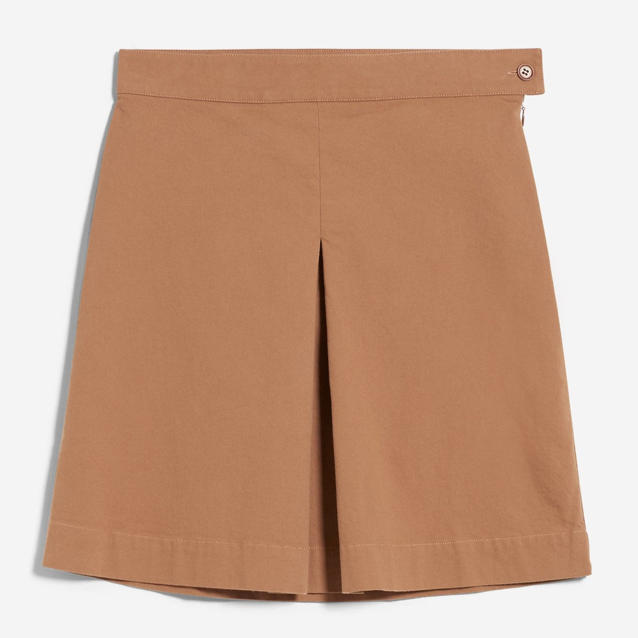 Hellbrauner Rock mit Falten und einem Knopf an der rechten Seite, vor weißem Hintergrund.