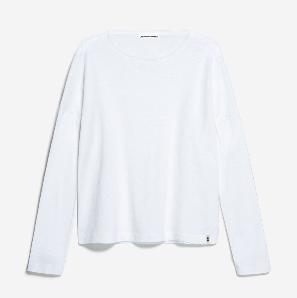 Ein schlichtes weißes, langärmeliges T-Shirt mit Rundhalsausschnitt liegt flach vor einem weißen Hintergrund. Am unteren Rand des T-Shirts befindet sich ein kleines, rechteckiges Etikett.