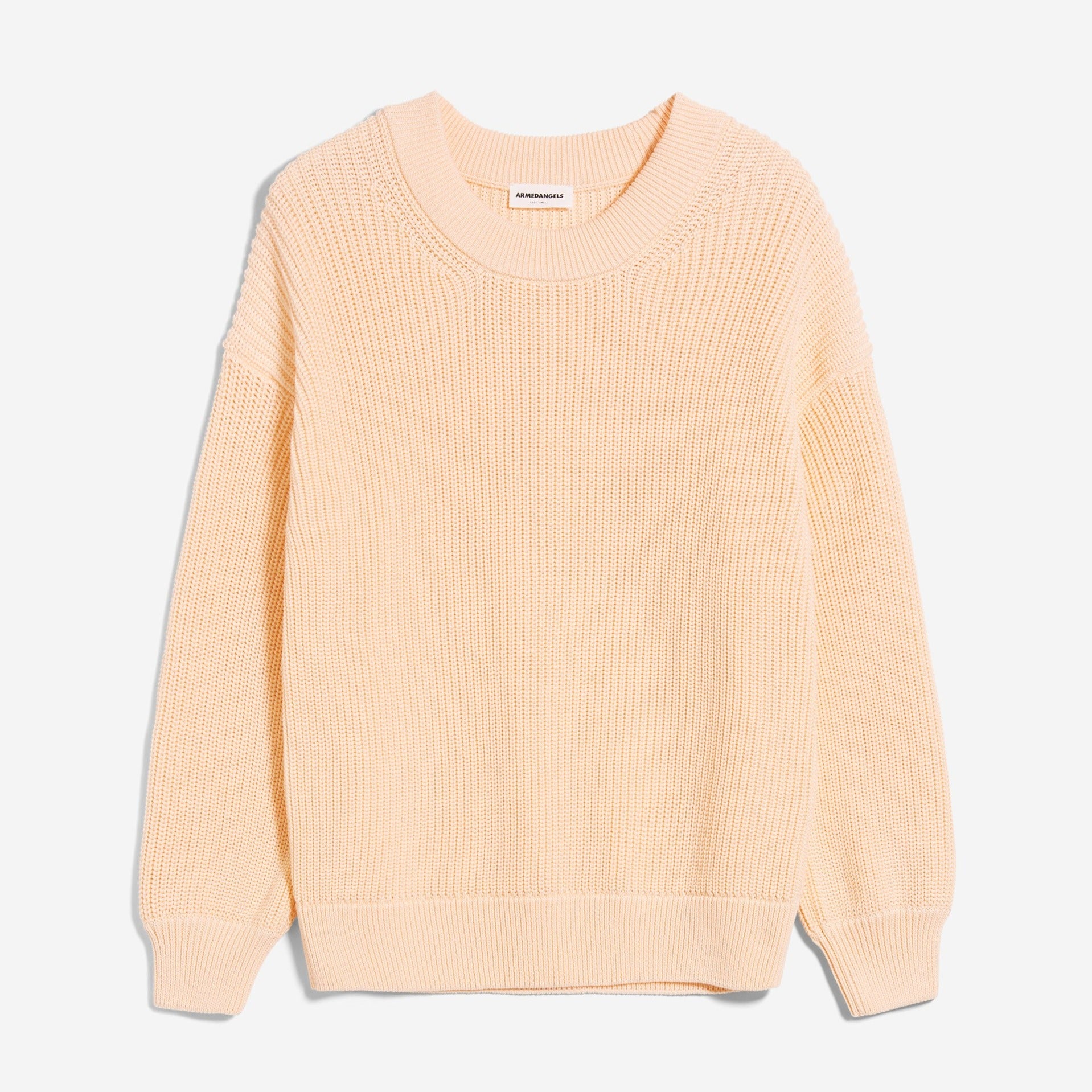 Hellbeiger Strickpullover mit Rundhalsausschnitt auf weißem Hintergrund.