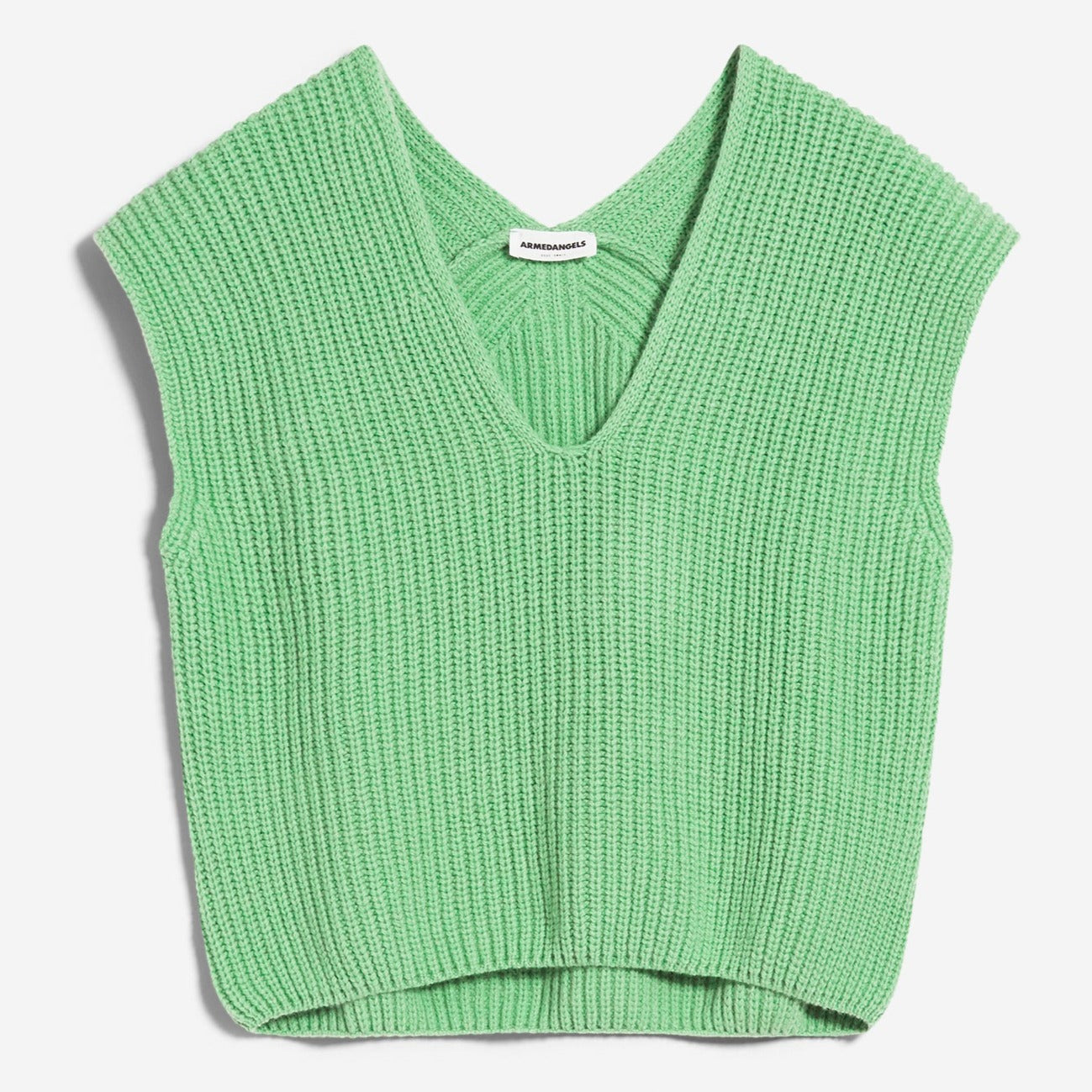 Grüner, grobgestrickter ärmelloser Pullover mit V-Ausschnitt auf weißem Hintergrund.