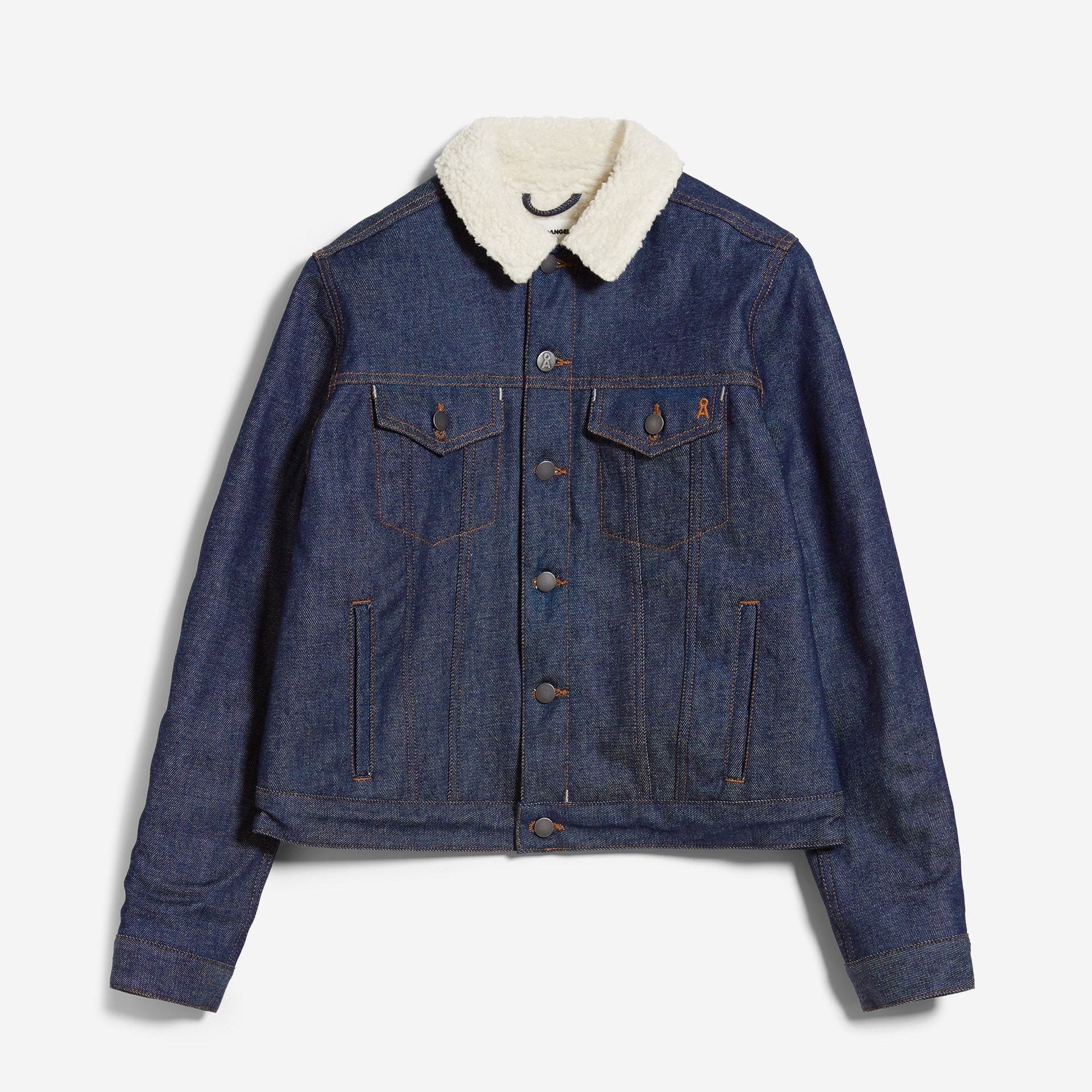 Dunkelblaue Jeansjacke mit weißem Fleecekragen, Knöpfen und Taschen, auf grauem Hintergrund.