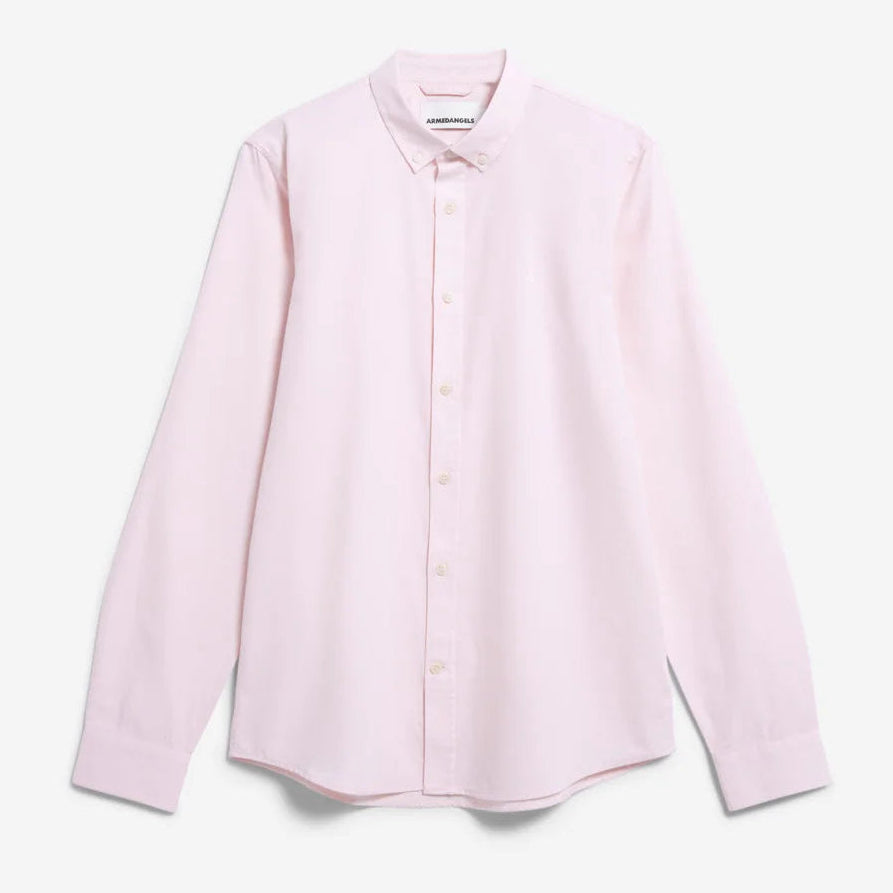 Ein hellrosa, langärmeliges Button-up-Hemd mit klassischem Kragen, flach auf weißem Hintergrund.