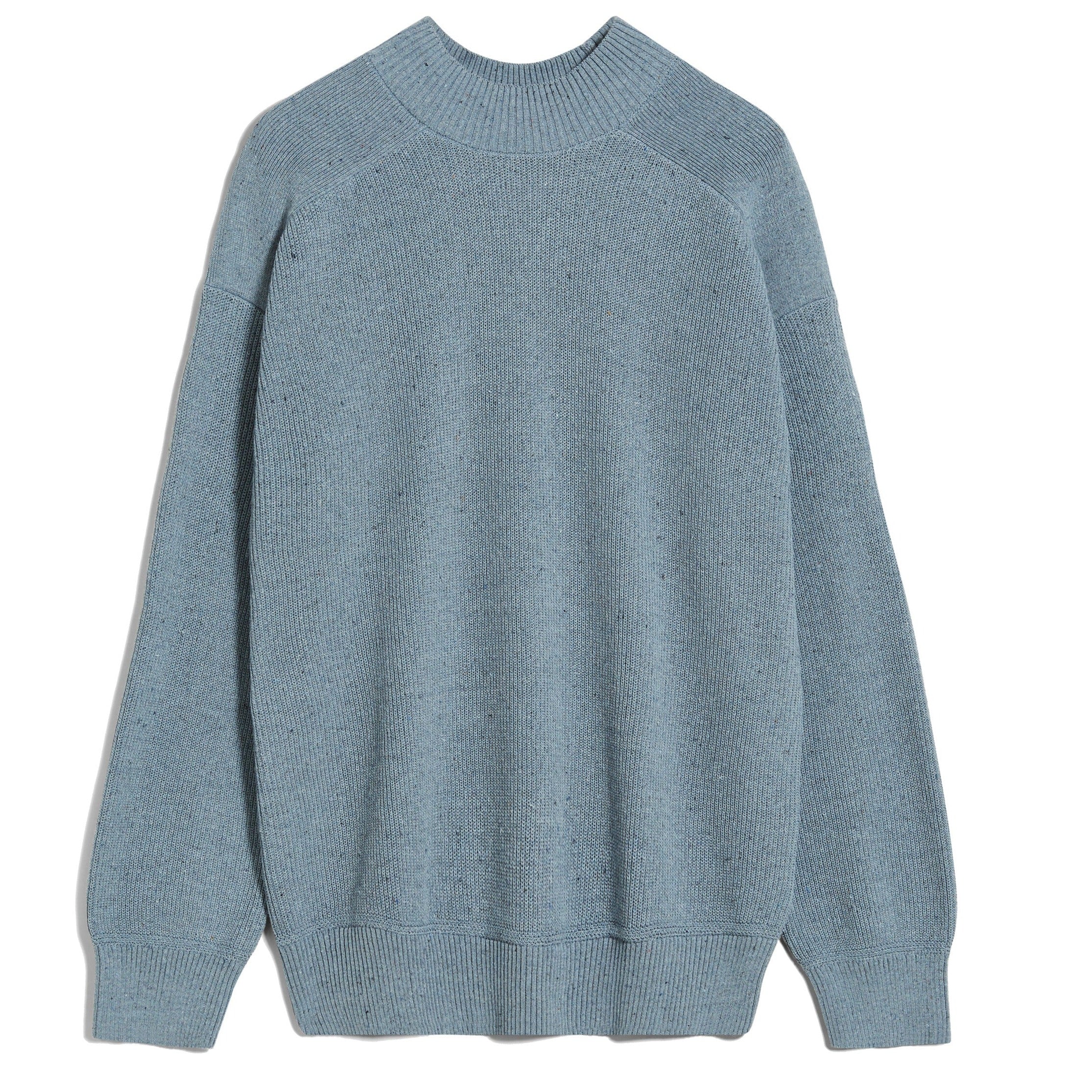 Blauer Strickpullover mit Rundhalsausschnitt, langen Ärmeln und gerippten Bündchen, auf weißem Hintergrund.