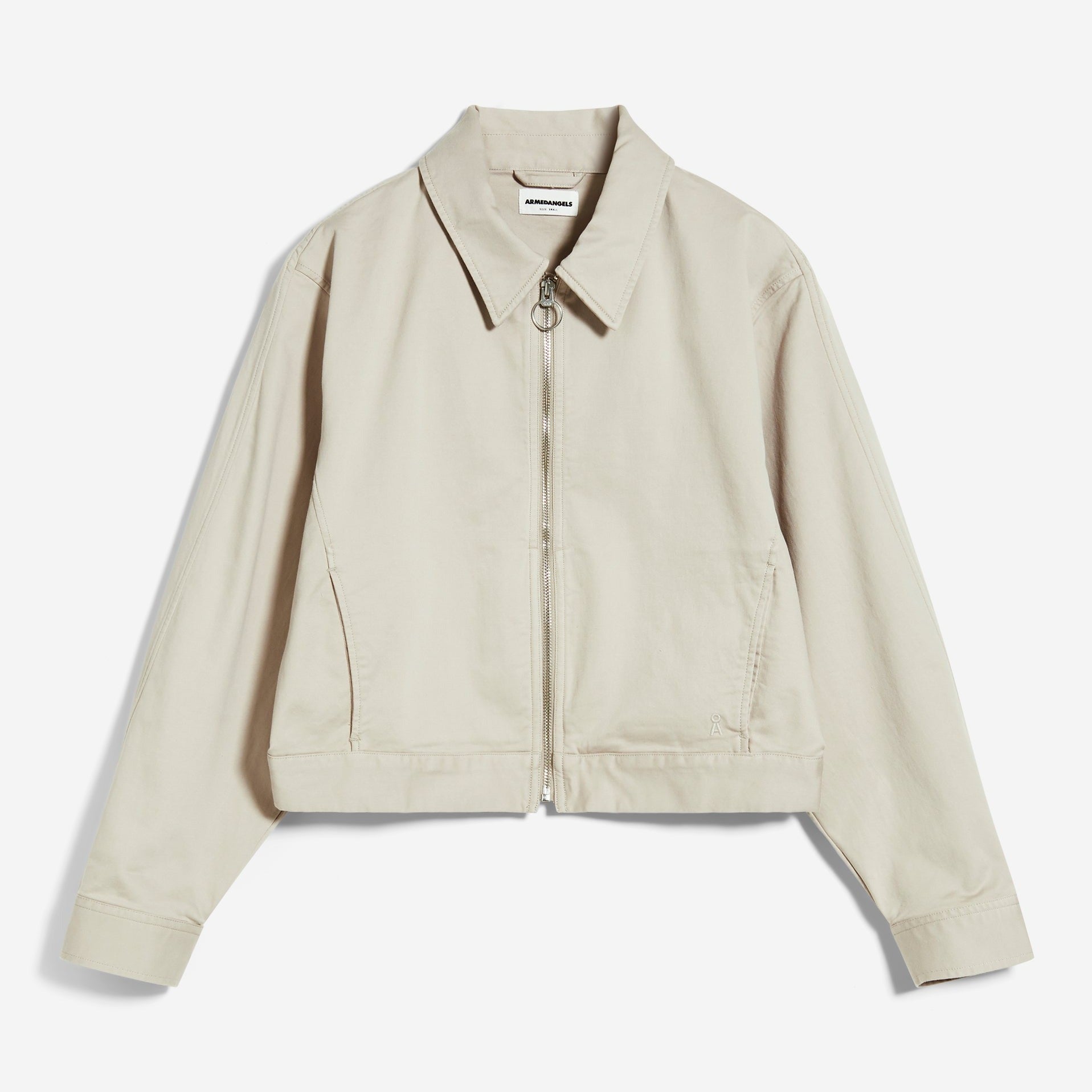 Beige Jacke mit Reißverschluss und Kragen, ausgestellt auf weißem Hintergrund.