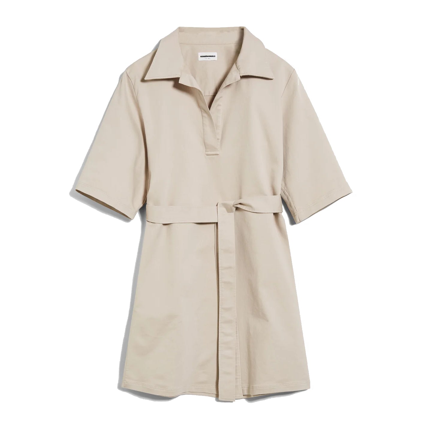 Ein beigefarbenes kurzärmeliges Hemdkleid mit Kragen, V-Ausschnitt und passendem Stoffgürtel, der in der Taille gebunden wird, vor weißem Hintergrund.