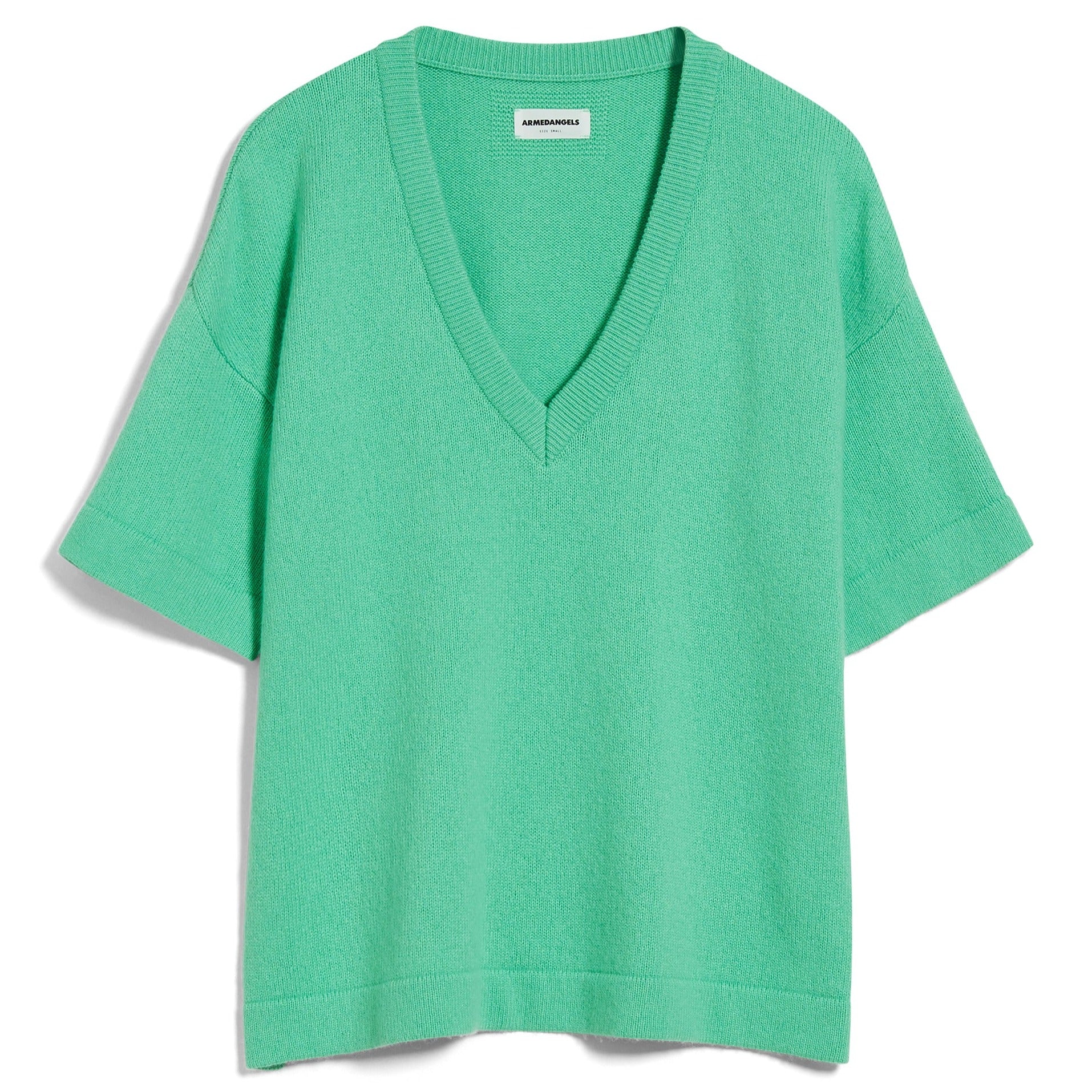 Grüner Strickpulli mit V-Ausschnitt und kurzen Ärmeln auf weißem Hintergrund.