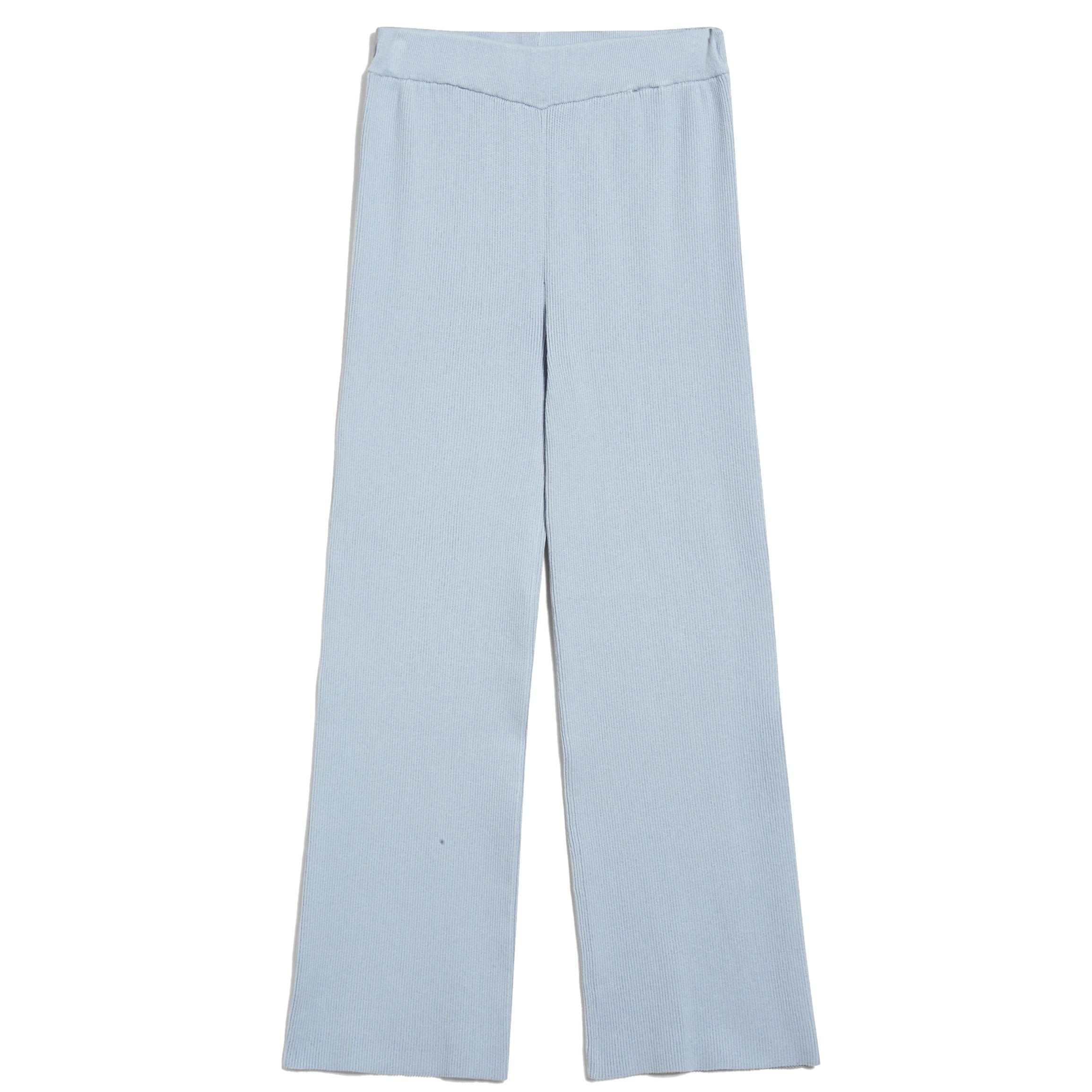 Hellblaue, weit geschnittene Hose auf weißem Hintergrund.