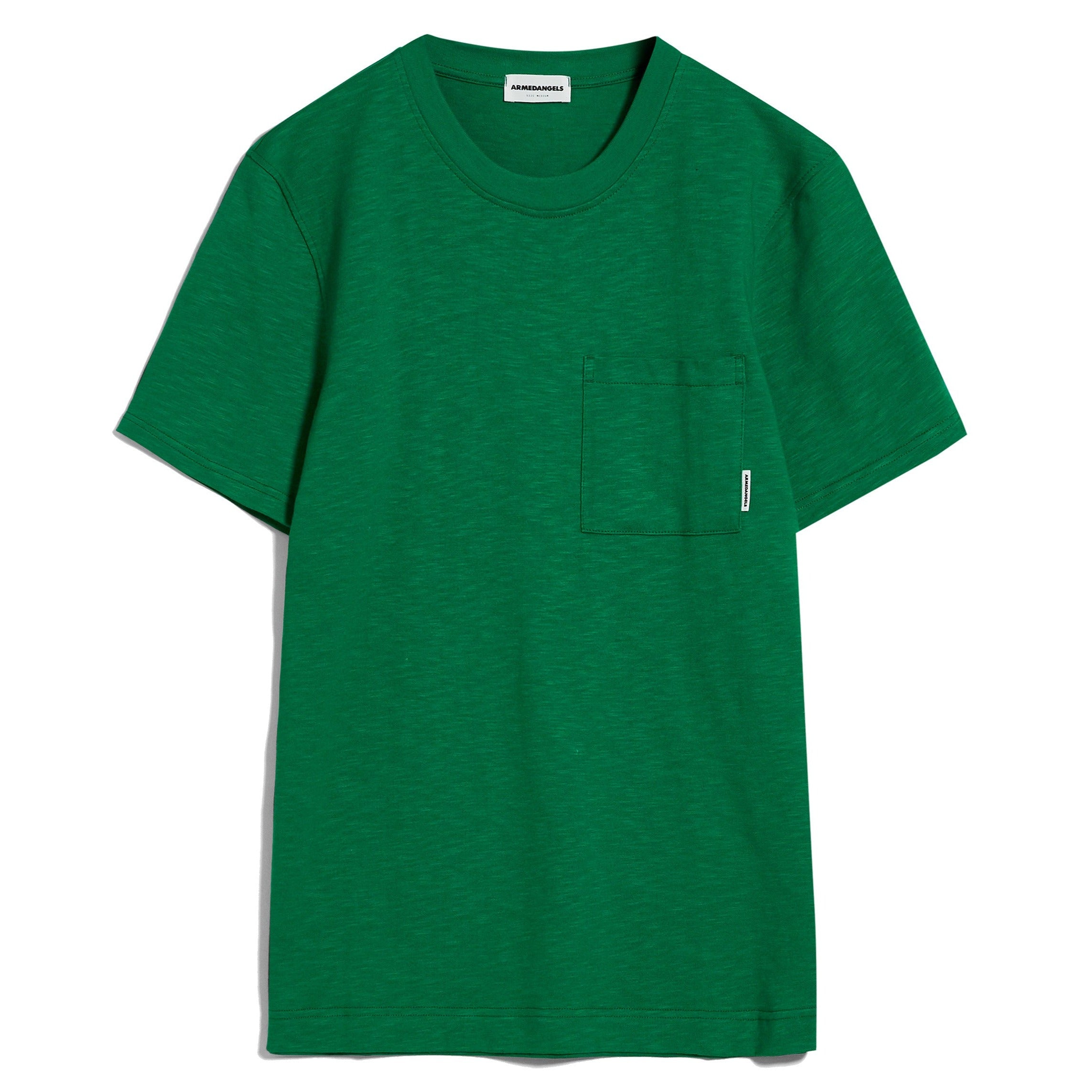 Grünes T-Shirt mit Brusttasche und rundem Ausschnitt, auf einem weißen Hintergrund fotografiert.