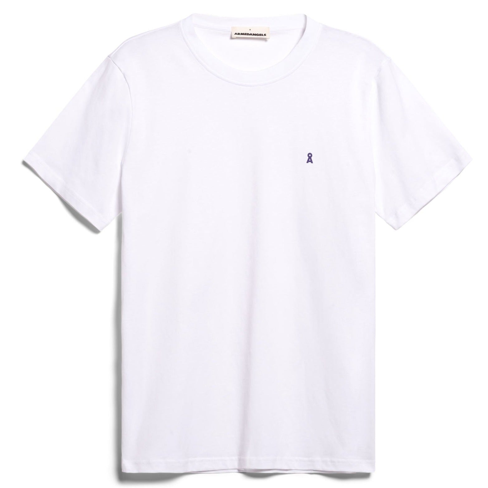 Weißes T-Shirt mit kleinem, dunkelblauem Band-Logo auf der Brust.