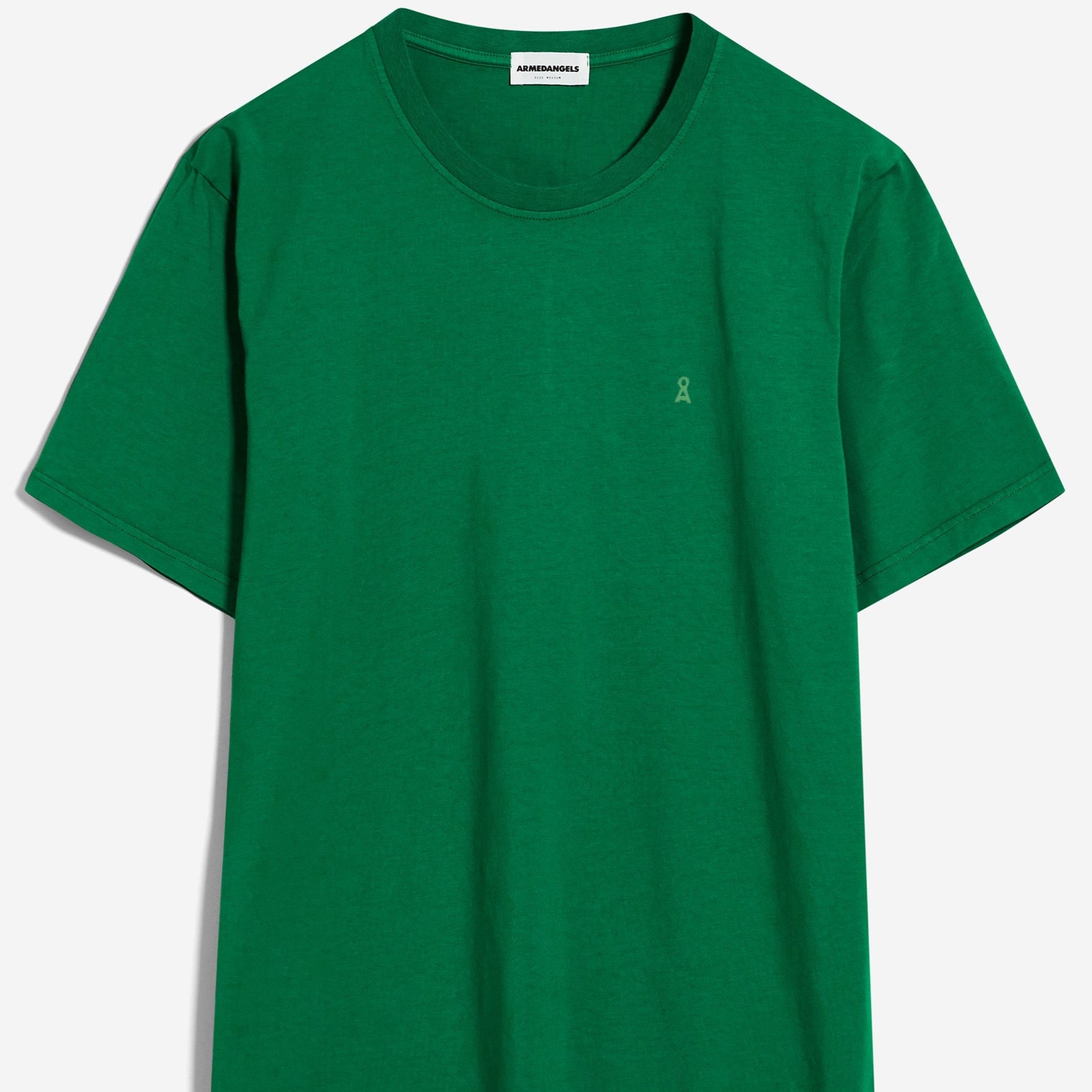 Grünes T-Shirt mit Rundhalsausschnitt und kleinem Logo auf der linken Brust, auf einem weißen Hintergrund.
