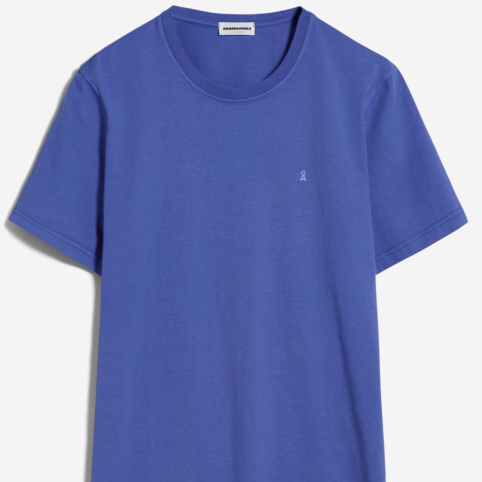 Blaues T-Shirt mit Rundhalsausschnitt und kleinem Logo auf der Brust vor weißem Hintergrund.