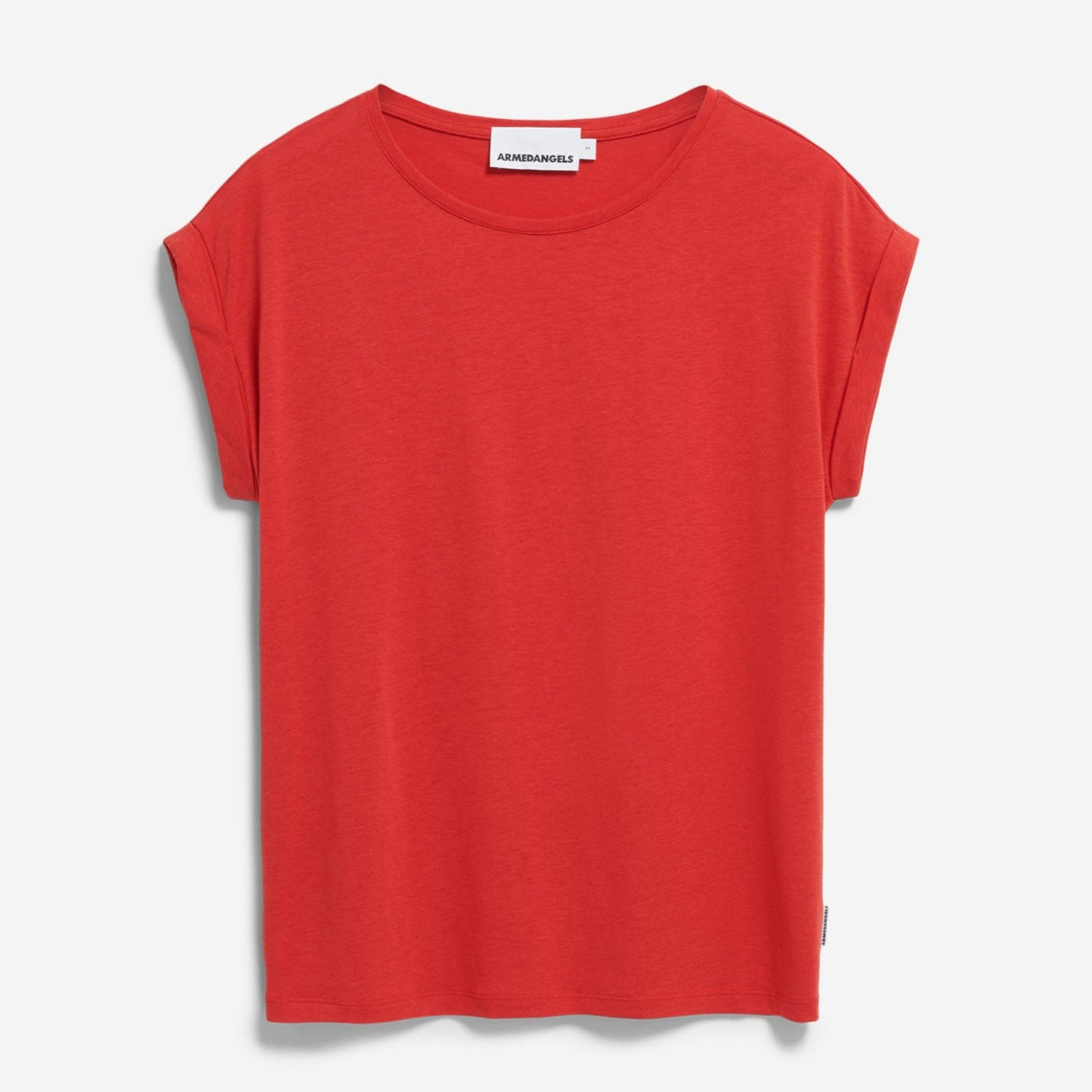 Ein schlichtes rotes Kurzarm-T-Shirt mit Rundhalsausschnitt, flach auf weißem Hintergrund.