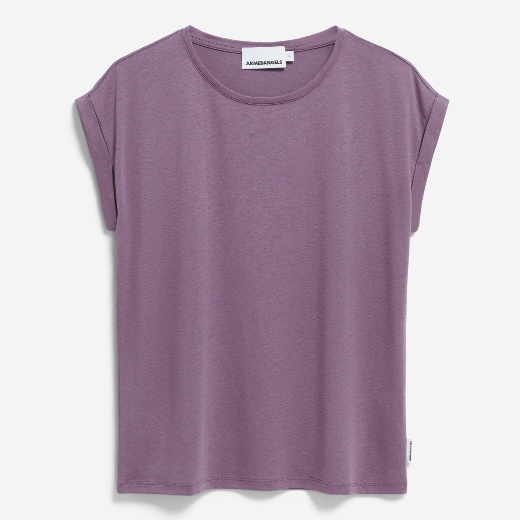 Ein schlichtes, kurzärmeliges lavendelfarbenes T-Shirt mit rundem Halsausschnitt wird vor einem weißen Hintergrund gezeigt.