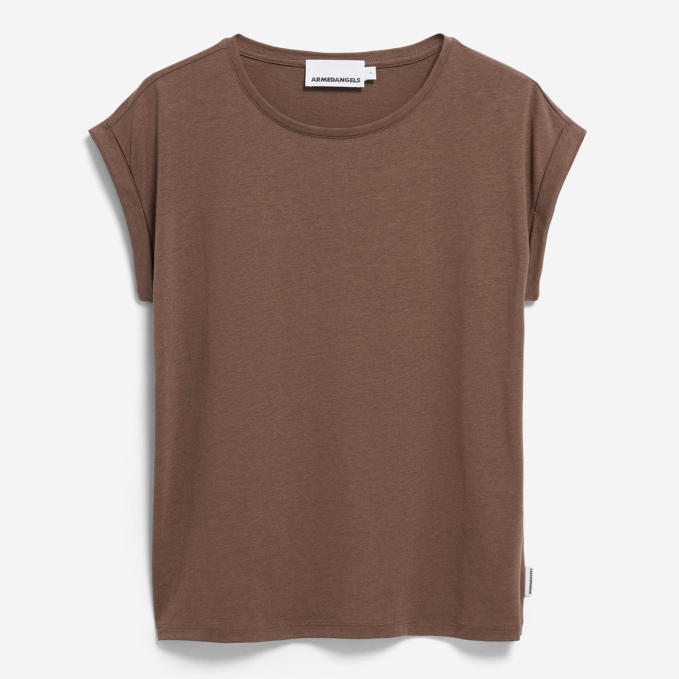 Ein schlichtes, braunes, kurzärmeliges T-Shirt mit rundem Halsausschnitt ist vor einem weißen Hintergrund abgebildet.