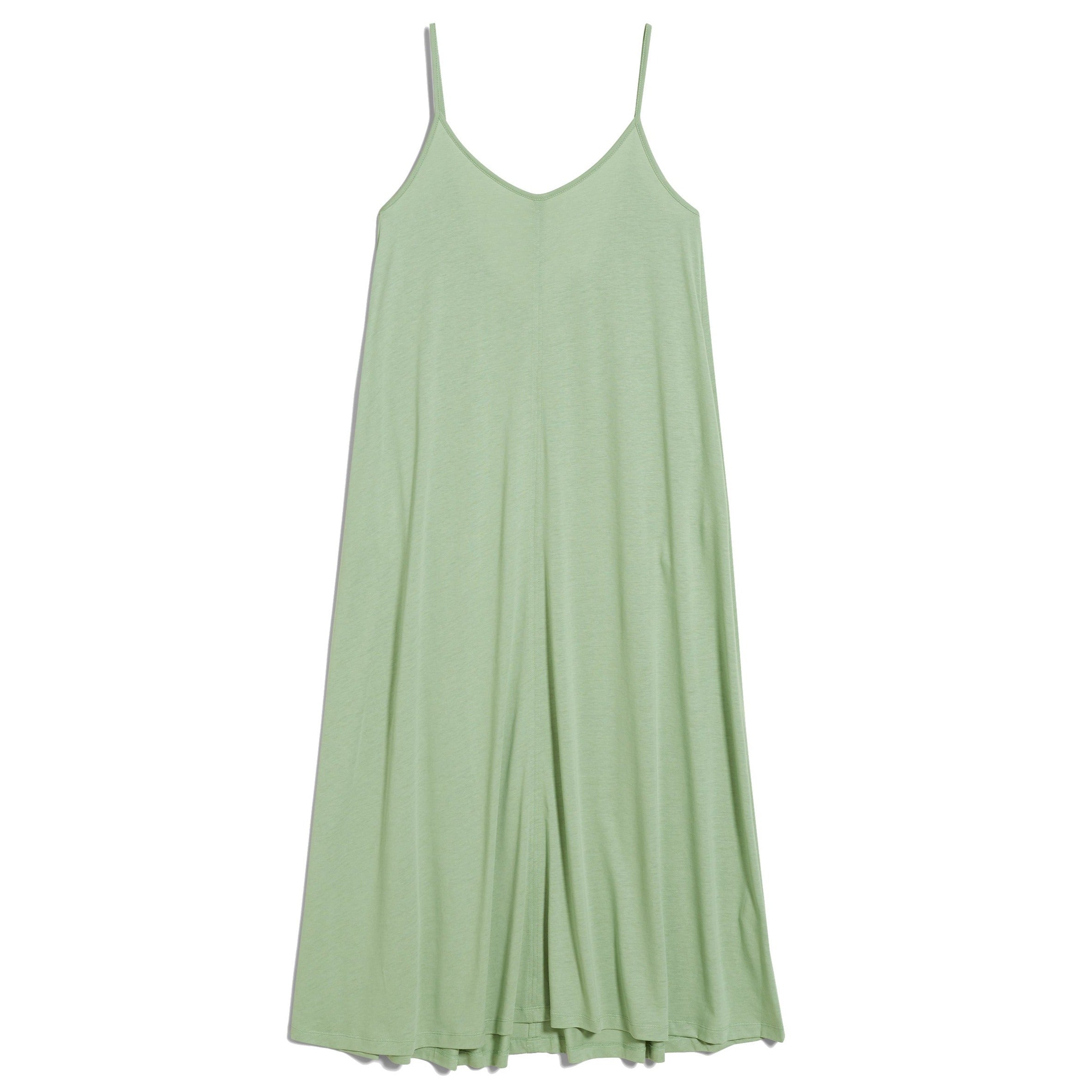 Hellgrünes, ärmelloses Kleid mit Spaghettiträgern und fließendem Schnitt auf weißem Hintergrund.