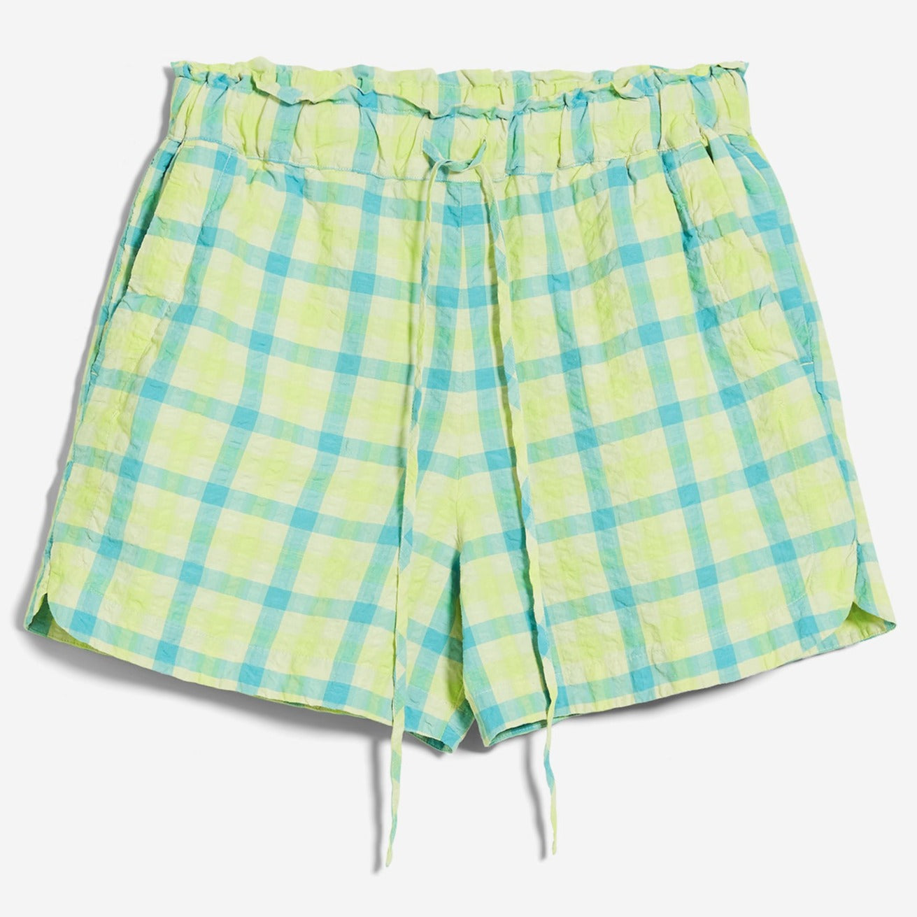 Kariertes, grün-blaues Shorts mit Rüschenbund und Kordelzug, auf weißem Hintergrund fotografiert.