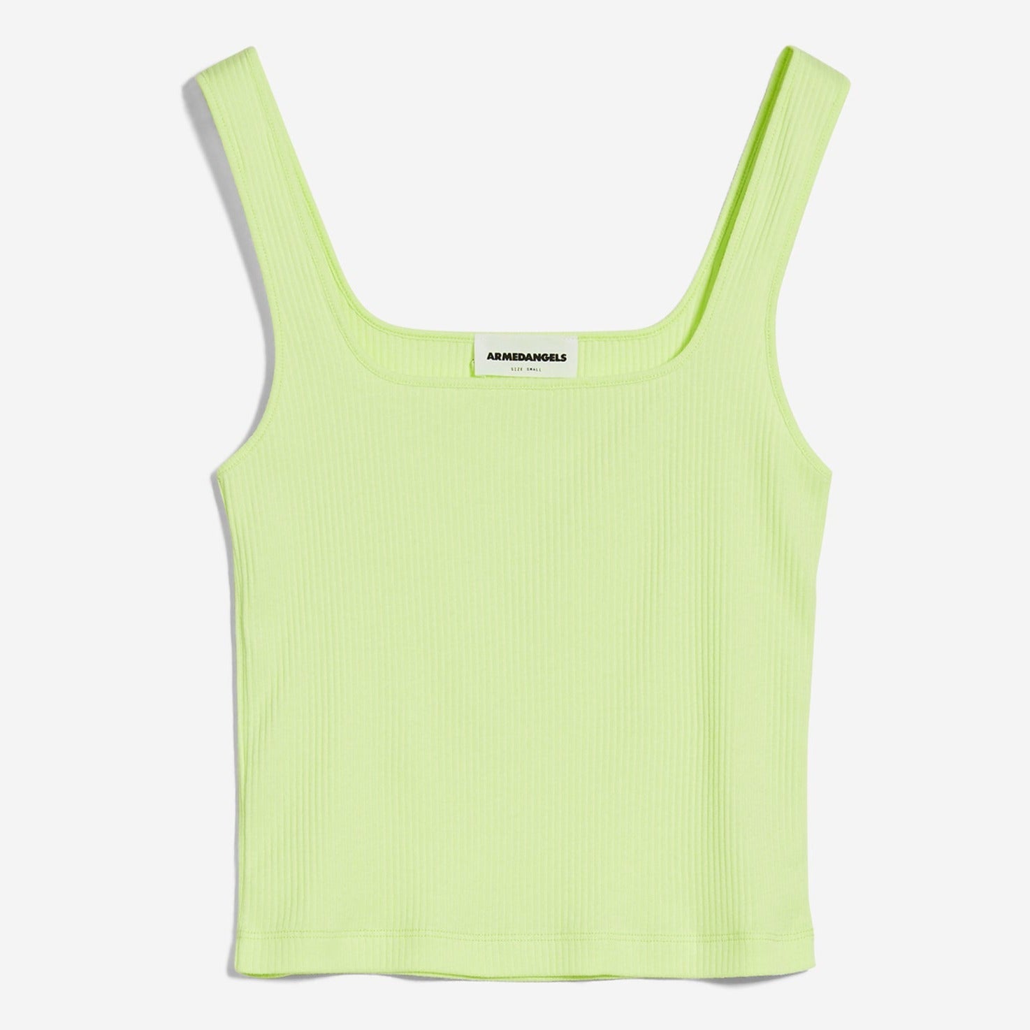 Hellgrünes, geripptes Tanktop mit breiten Trägern und einem rechteckigen Halsausschnitt vor weißem Hintergrund.