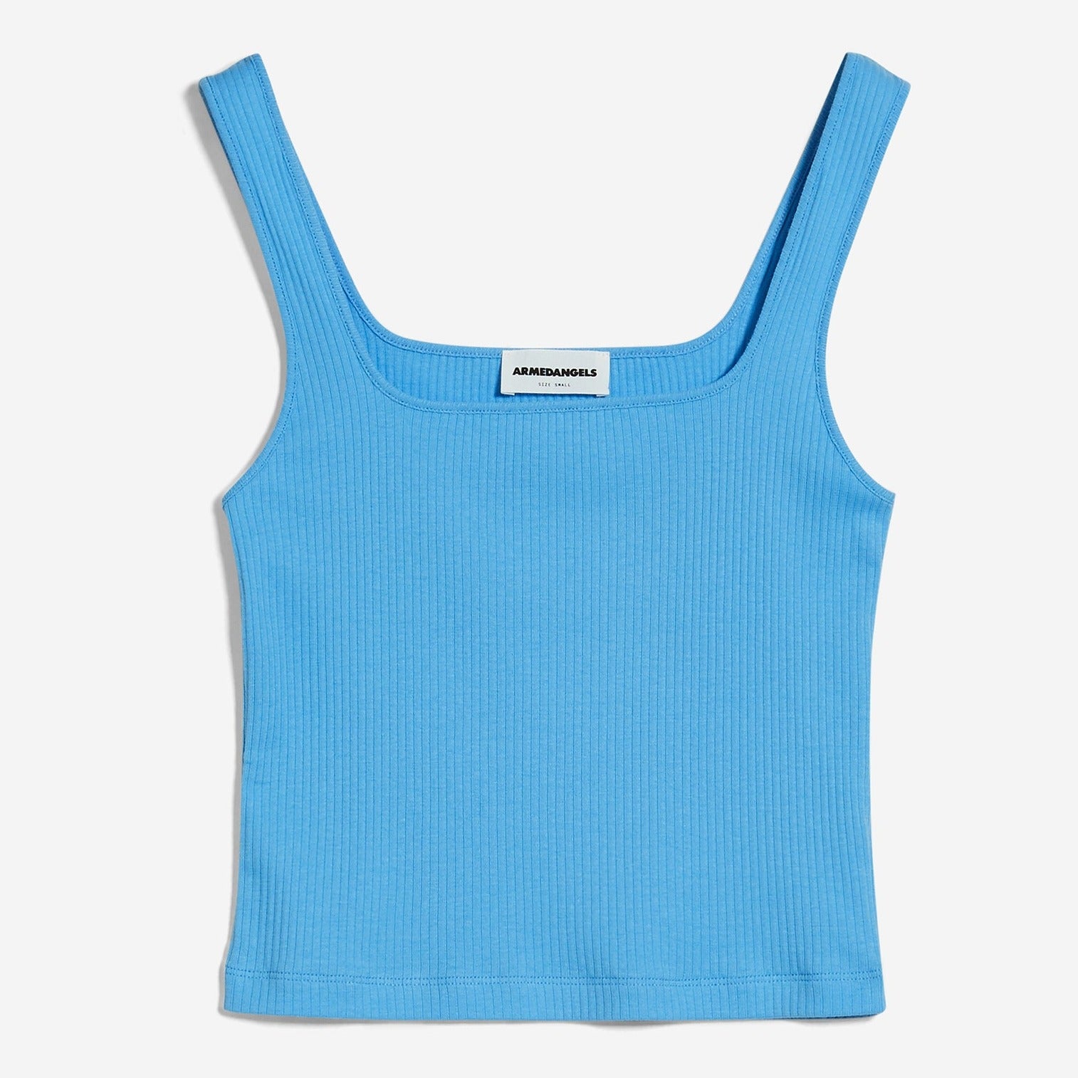 Blaues, geripptes Tanktop mit breiten Trägern und quadratischem Ausschnitt auf weißem Hintergrund.
