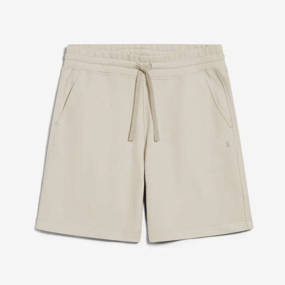 Beigefarbene Shorts mit Kordelzug, elastischem Bund, zwei Vordertaschen und lockerer Passform auf einfarbig weißem Hintergrund.