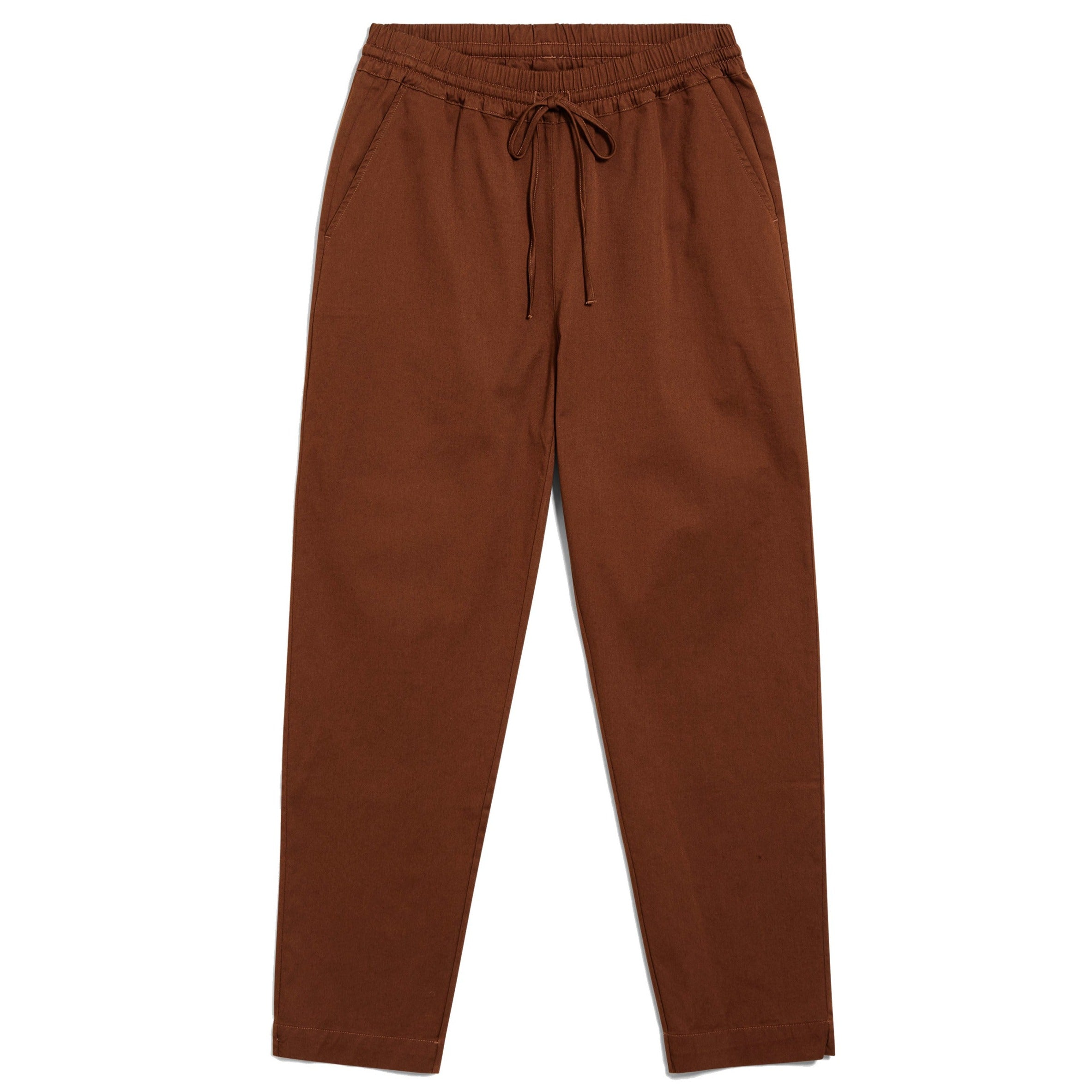 Braune Jogginghose mit elastischem Bund und Kordelzug, auf weißem Hintergrund.