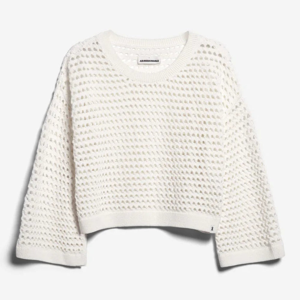 Ein weißer, langärmeliger, locker gestrickter Pullover mit weitem Halsausschnitt, der auf einem einfarbig weißen Hintergrund abgebildet ist.