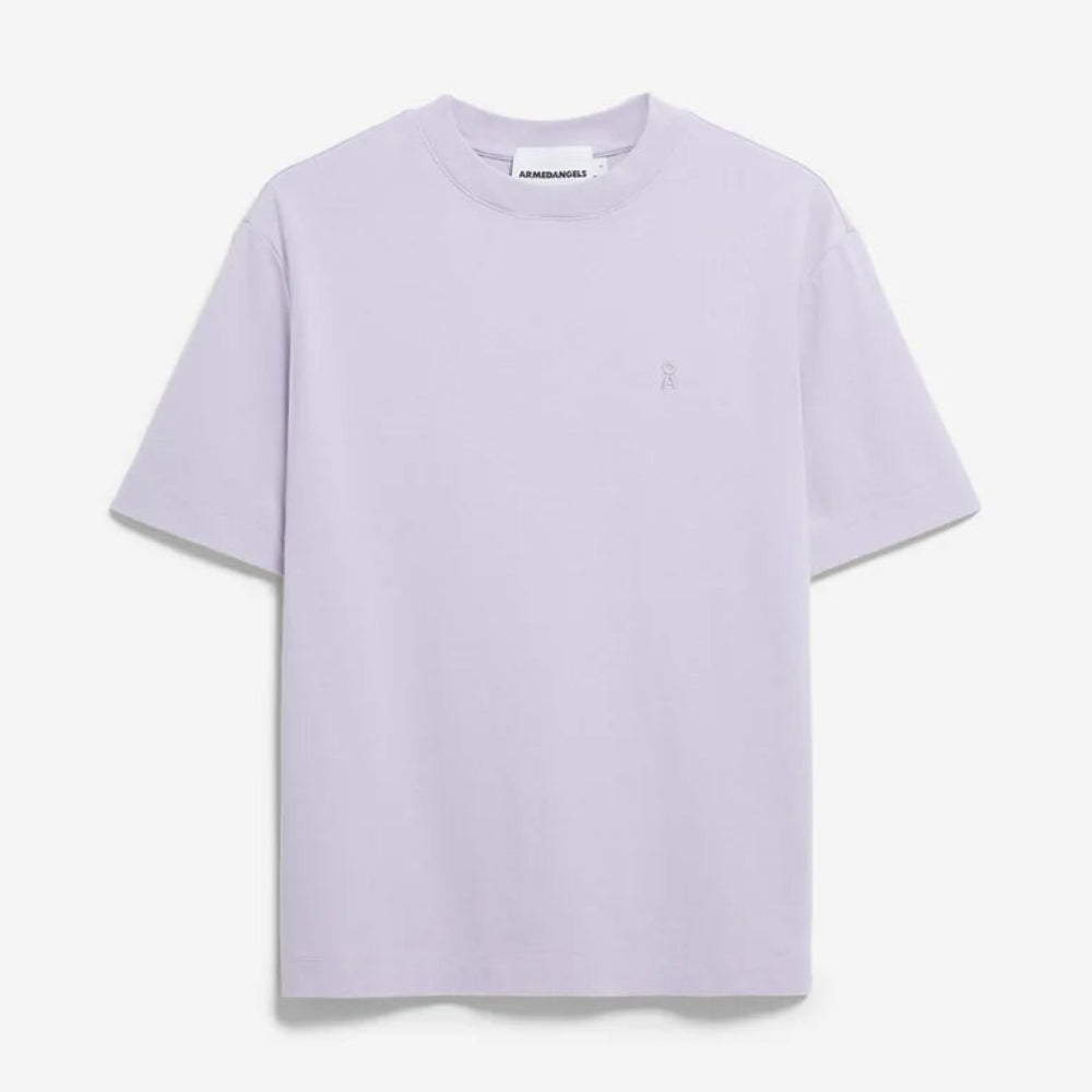 Ein schlichtes, lavendelfarbenes, kurzärmeliges T-Shirt mit Rundhalsausschnitt auf weißem Hintergrund.