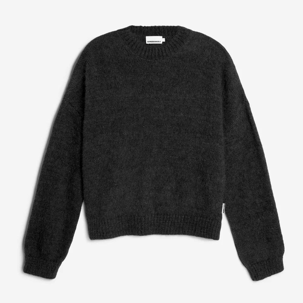 Ein schlichter, dunkelgrauer, langärmeliger Pullover mit Rundhalsausschnitt und weicher, flauschiger Textur, flach auf weißem Hintergrund gelegt.