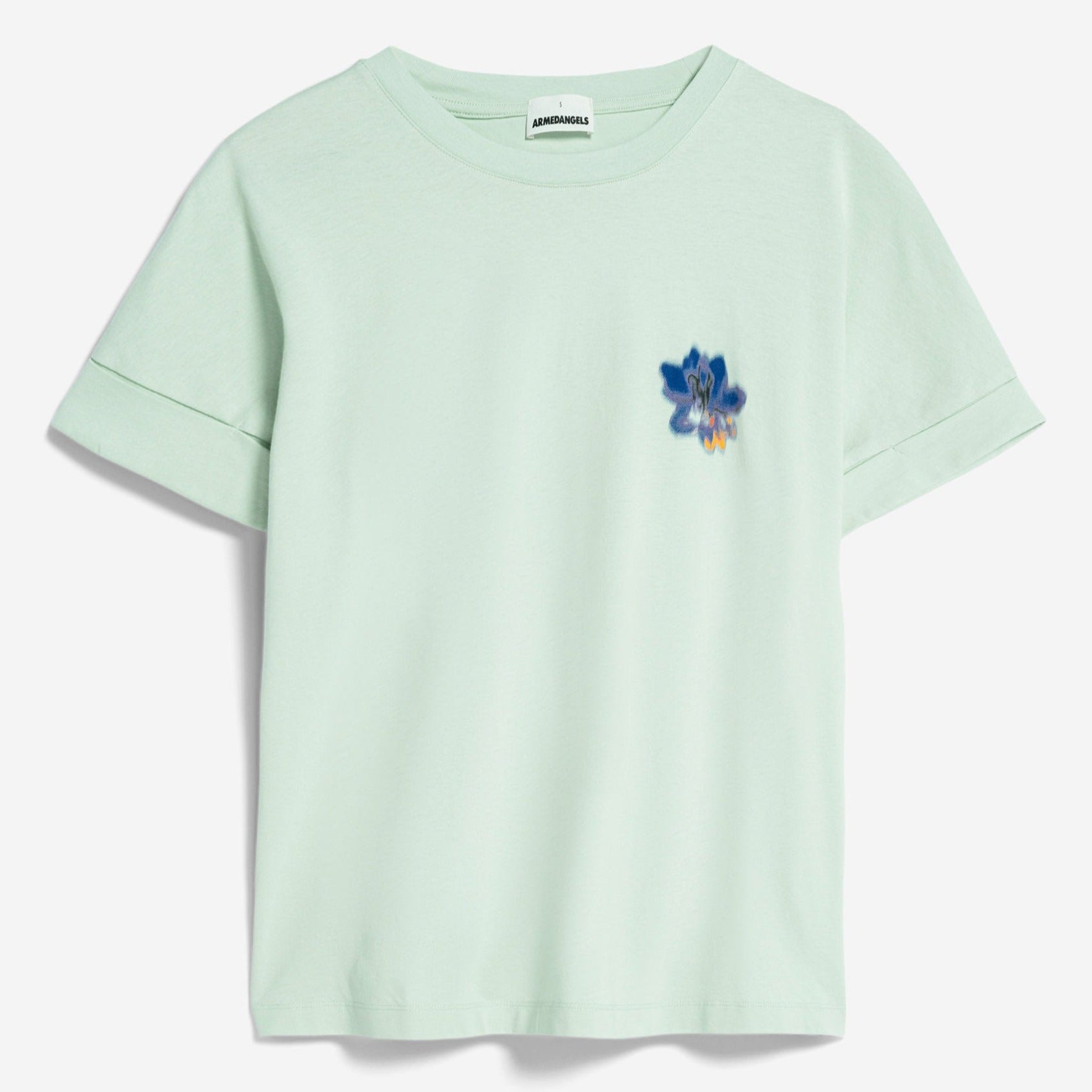 Hellgrünes T-Shirt mit einem blauen Blumenmotiv auf der linken Brust, auf einem weißen Hintergrund präsentiert.