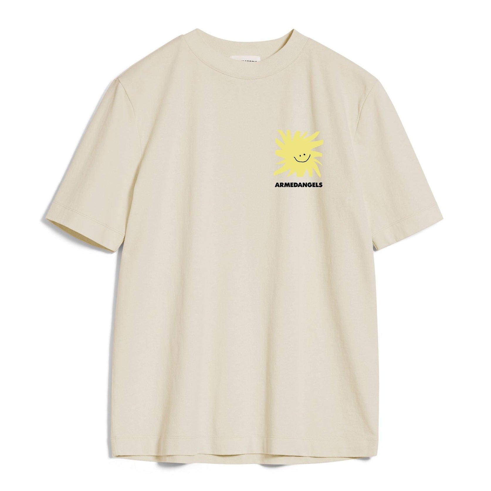 Ein schlichtes beigefarbenes T-Shirt mit einer kleinen gelben, lächelnden Sonnengrafik und dem Wort ARMEDANGELS auf der linken Brustseite.