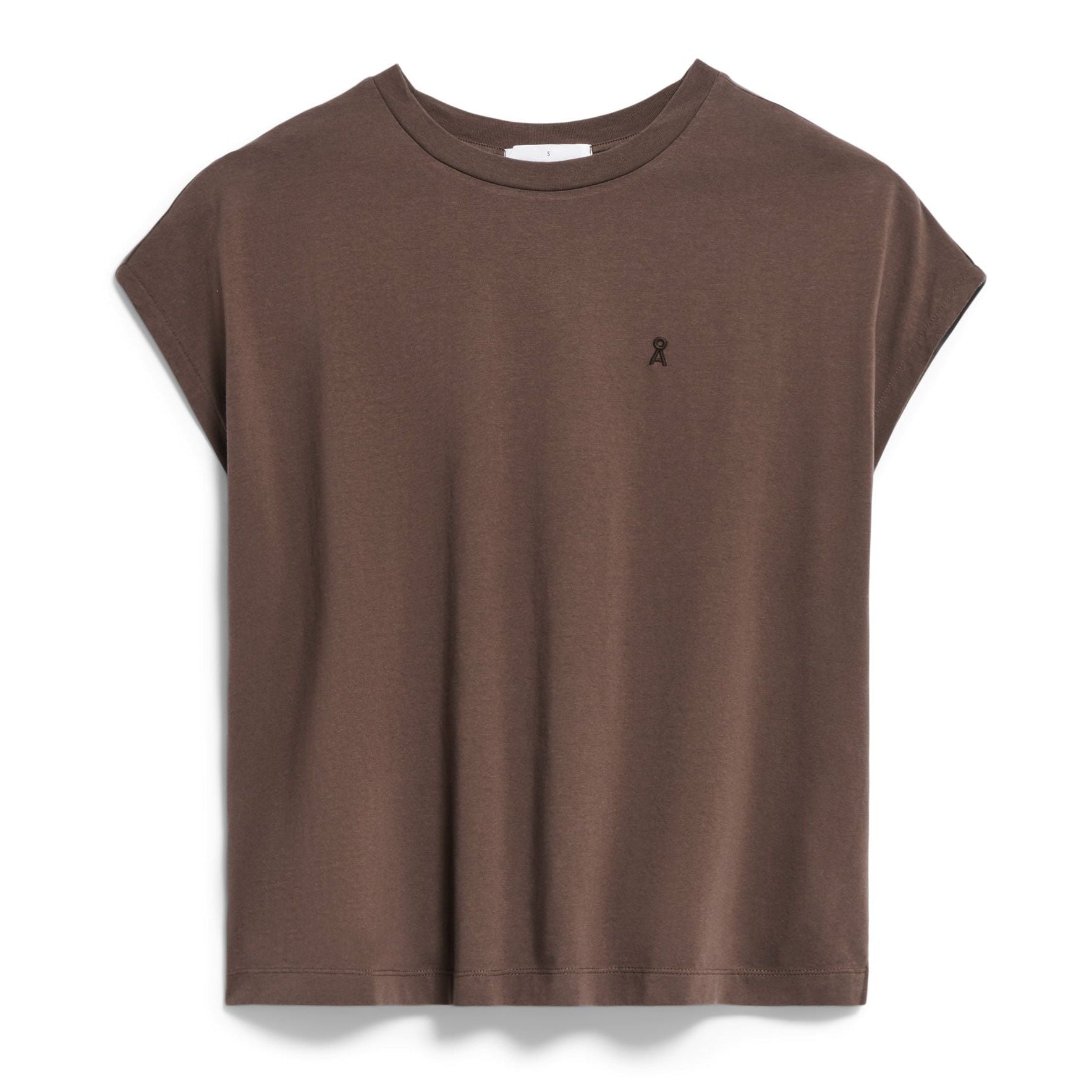 Ein schlichtes, braunes, kurzärmeliges T-Shirt mit lockerer Passform und einem kleinen, schwarzen, gestickten Logo auf der linken Brust auf weißem Hintergrund.
