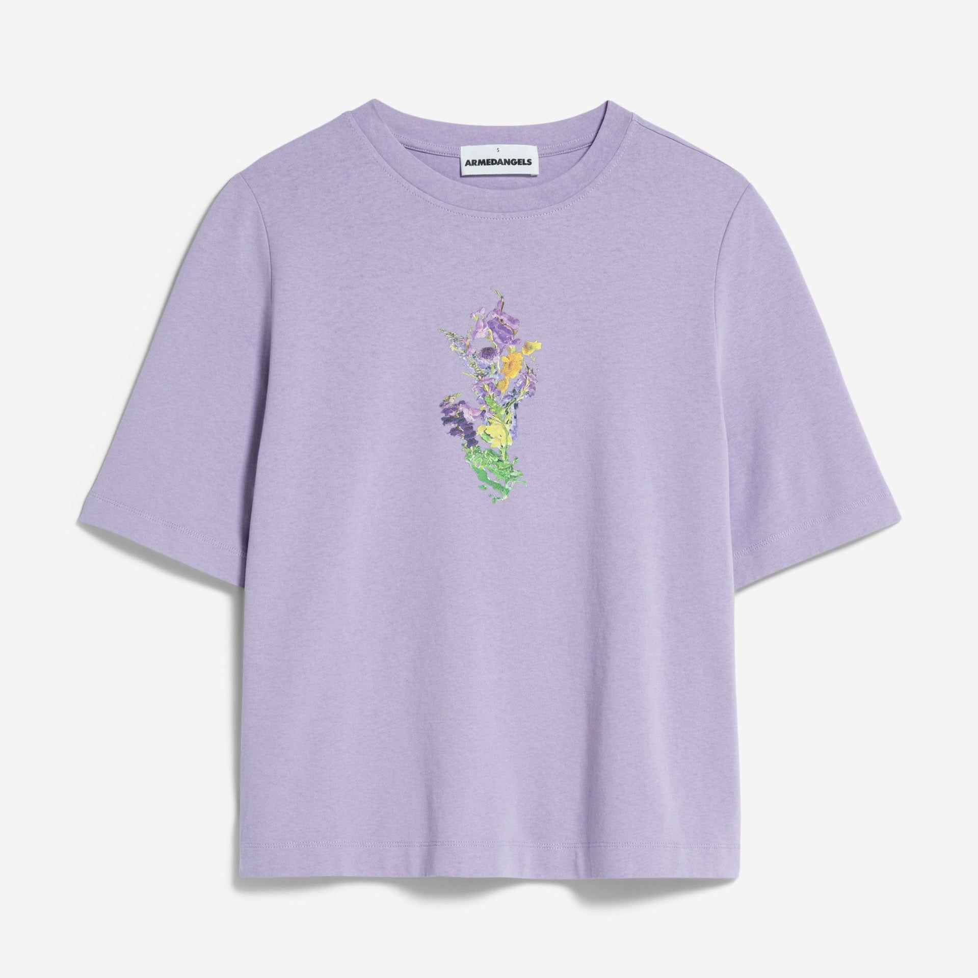 Lila T-Shirt mit buntem Blumenmotiv in der Mitte auf weißem Hintergrund.