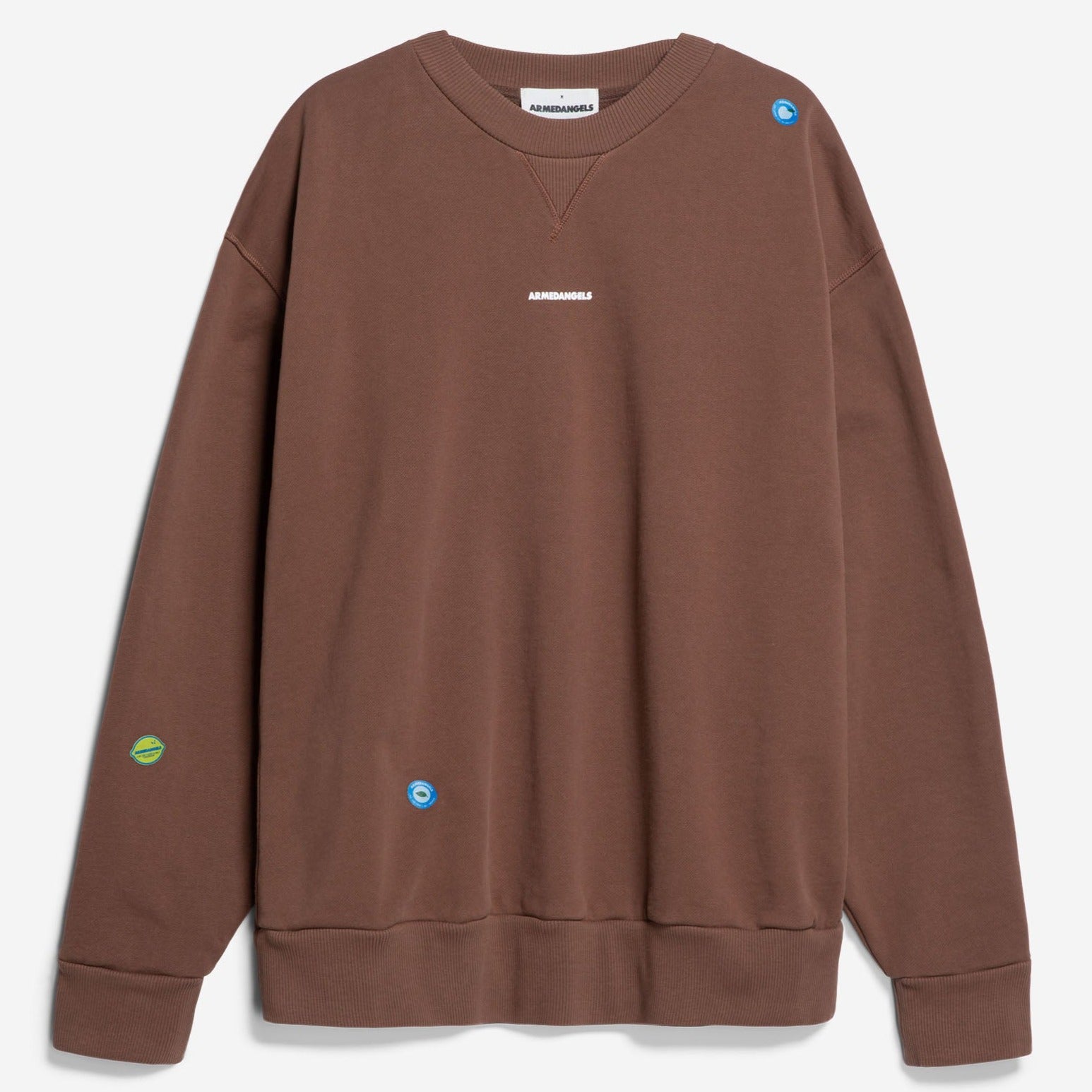 Brauner Pullover mit kleinen runden Patches und einem weißen Aufdruck "ARMEDANGELS" auf der Brust vor weißem Hintergrund.