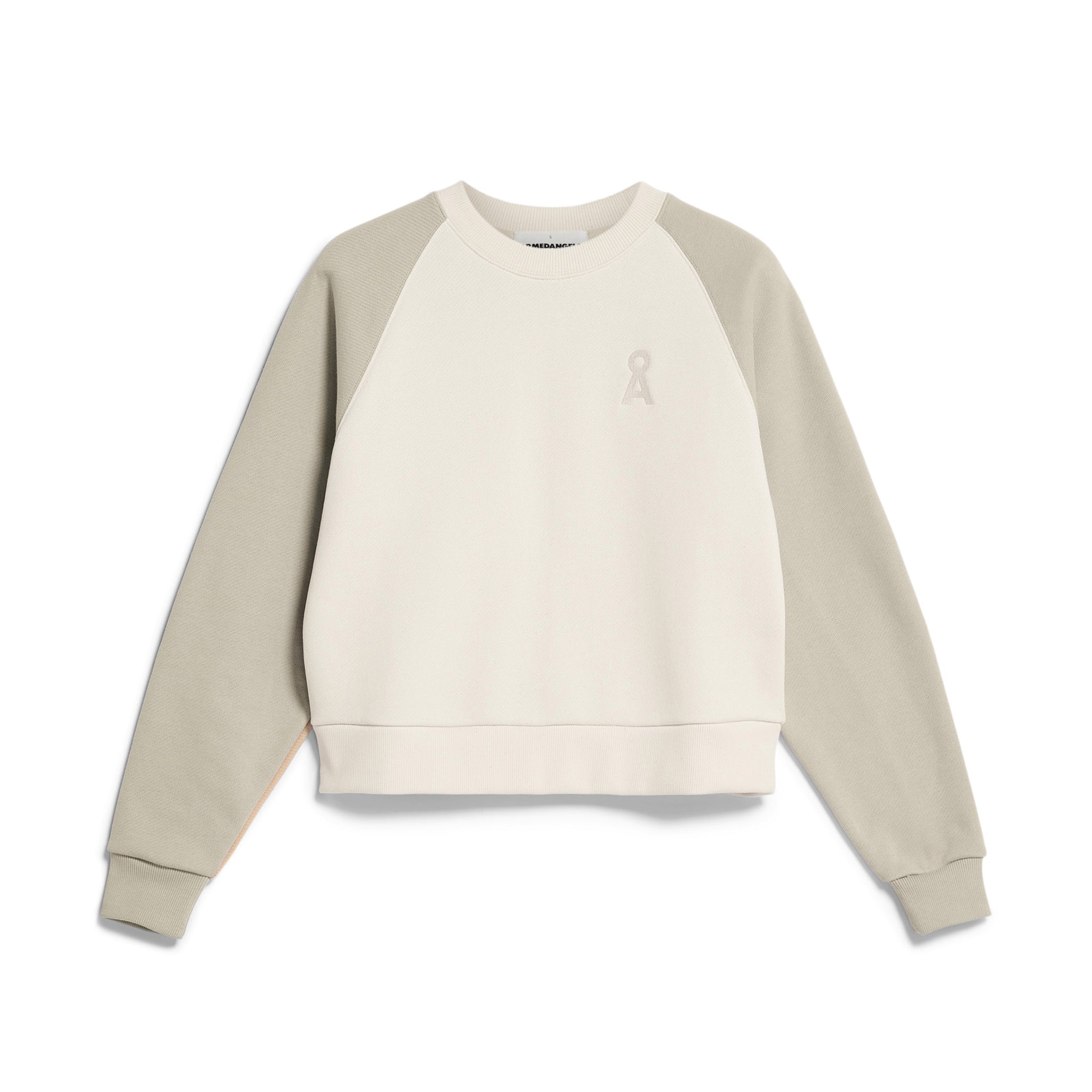Beiger Pullover mit Raglanärmeln und eingesticktem Logo auf der Brust.