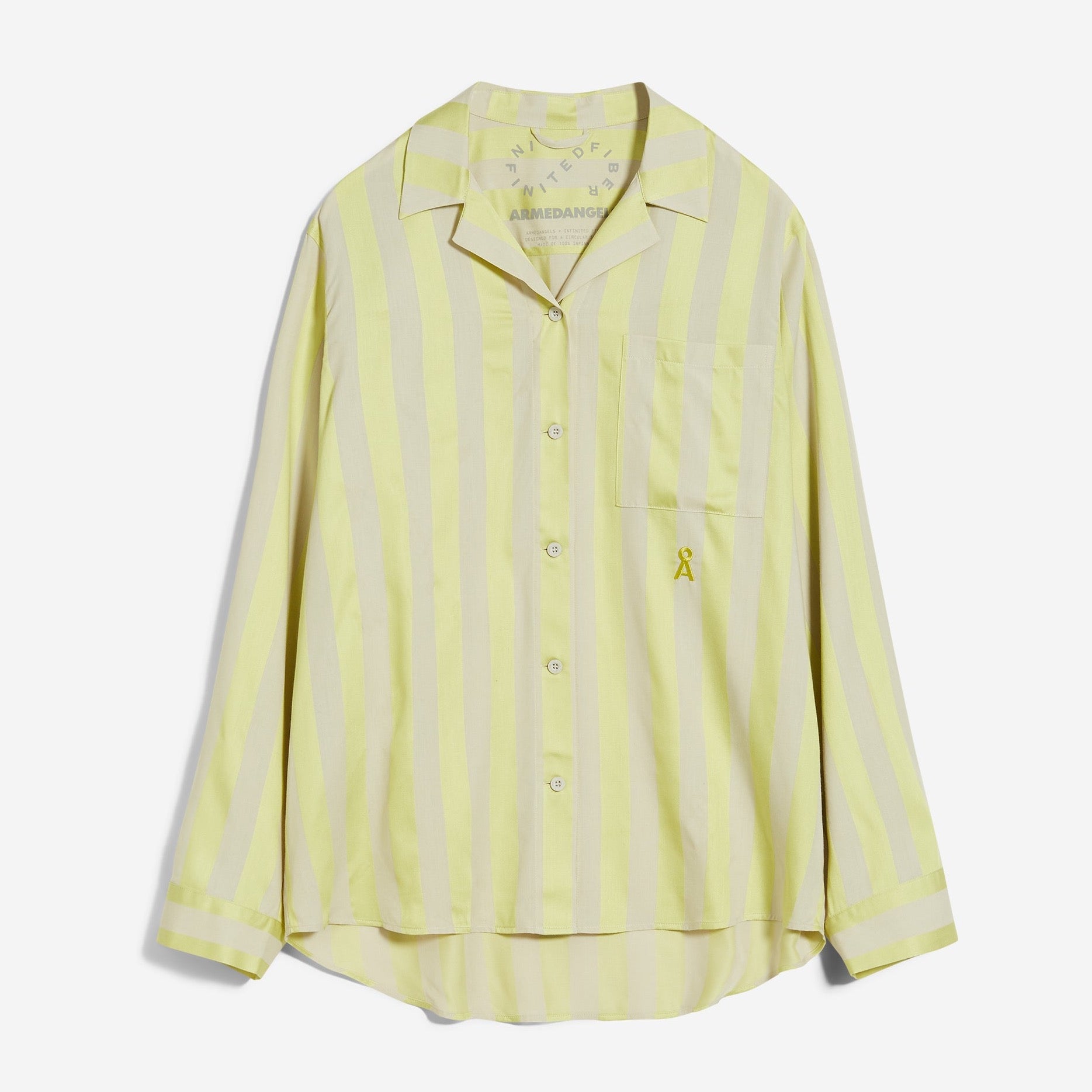 Gelb und beige gestreiftes Hemd mit Kragen, Knopfleiste und Brusttasche vor weißem Hintergrund.