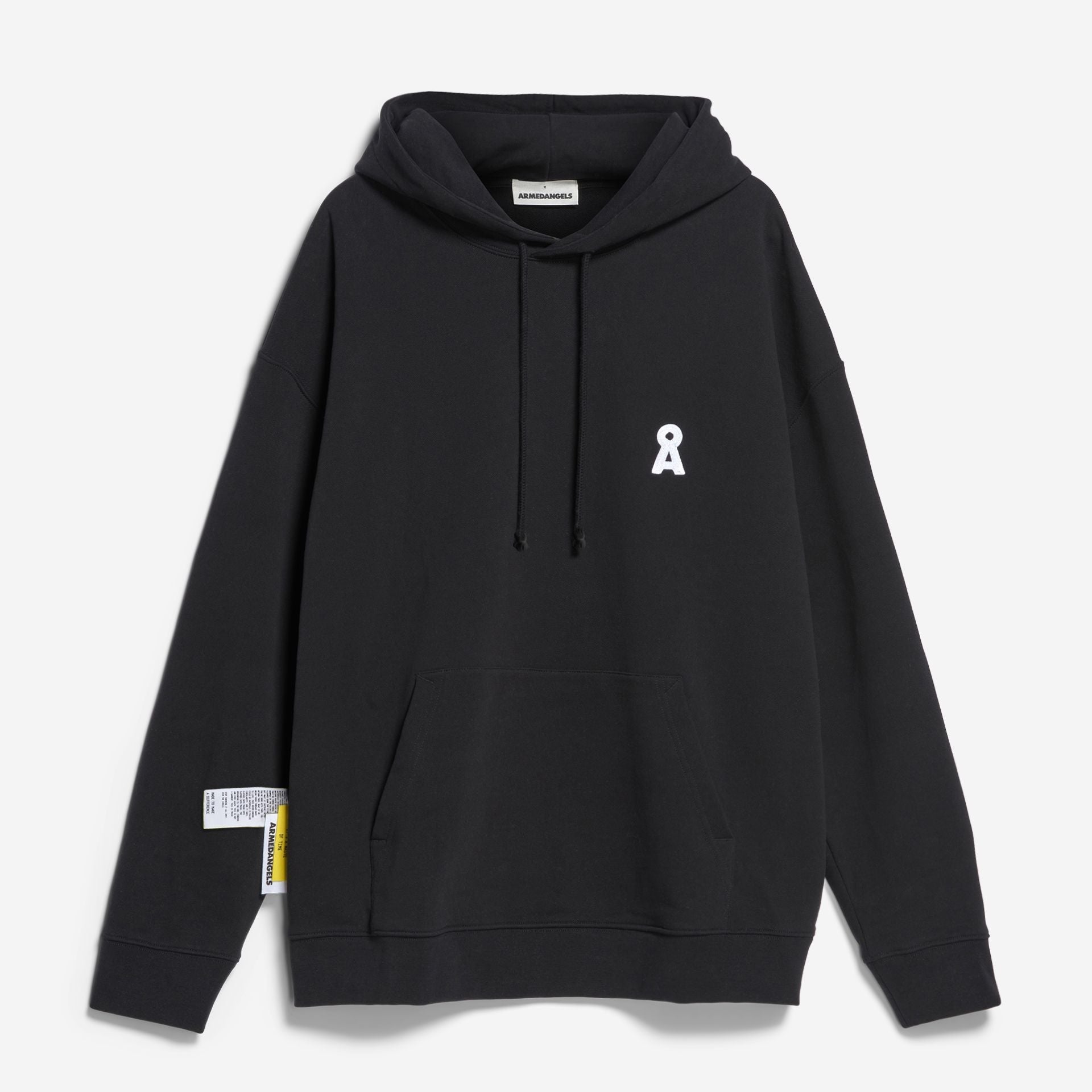 Ein schwarzes Kapuzensweatshirt mit einer Vordertasche, Kordelzügen, einem kleinen weißen Bandlogo auf der linken Brust und einem weiß-gelben Anhänger auf der linken Seite.
