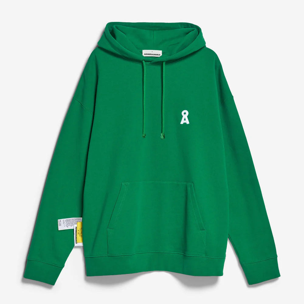 Ein schlichter grüner Kapuzenpullover mit einer Vordertasche, einer Kapuze mit Kordelzug, einem kleinen weißen Bandlogo auf der linken Brust und einem gelben Etikett am linken Saum auf weißem Hintergrund.