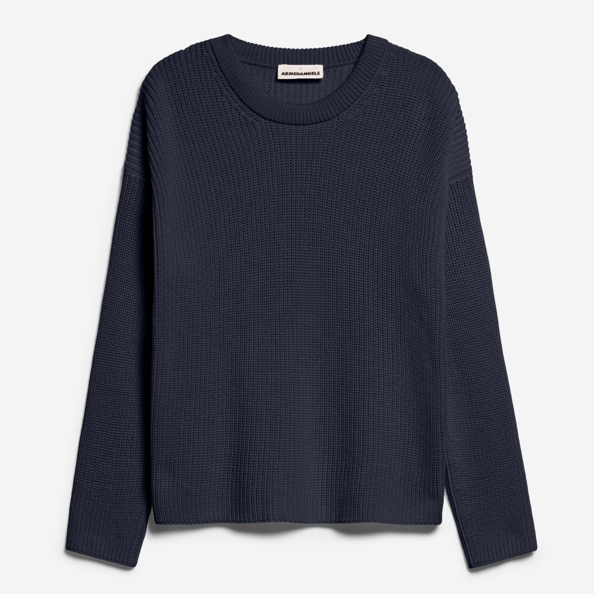 Dunkelblauer Strickpullover mit Rundhalsausschnitt und langen Ärmeln auf weißem Hintergrund.