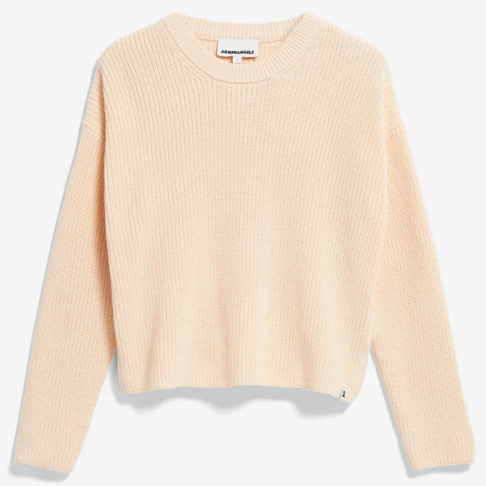 Ein hellbeiger, langärmeliger, gerippter Strickpullover mit Rundhalsausschnitt, flach auf weißem Grund gelegt.